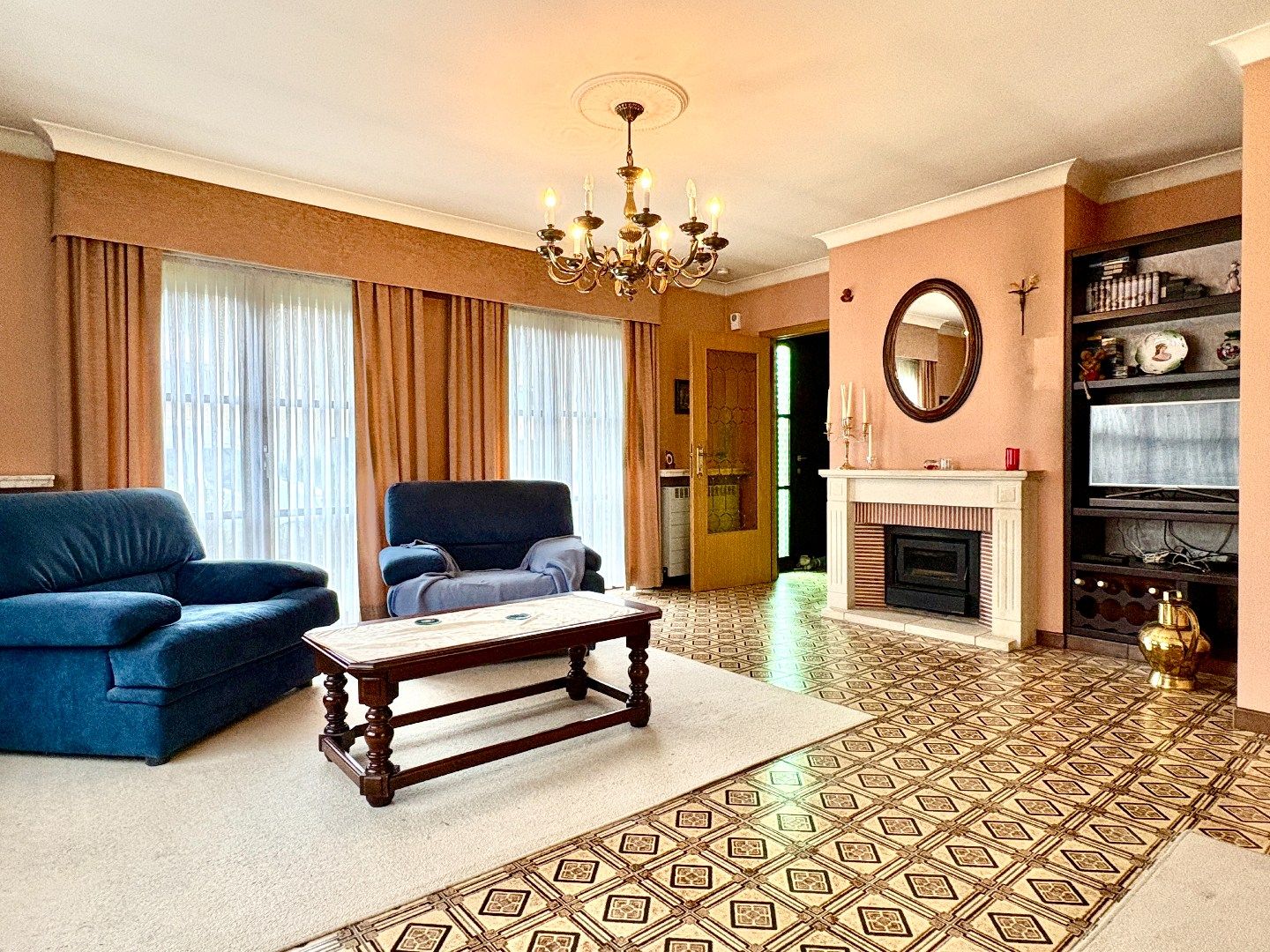 Gelijkvloerse villa op 614 m² met 3 slks en een inpandige garage. foto 8