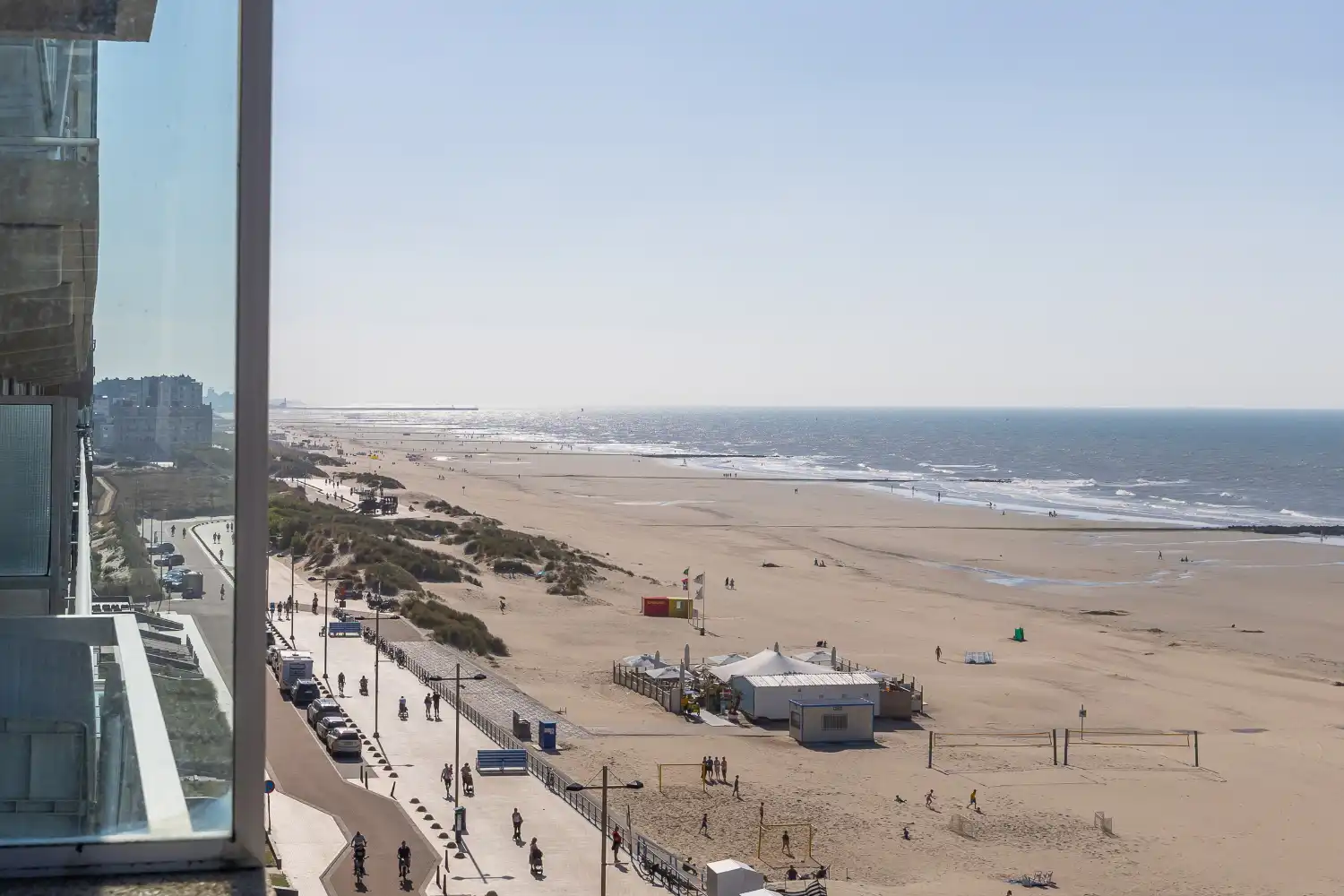 Gezellig studio met terras en frontaal zeezicht in Middelkerke foto {{pictureIndex}}