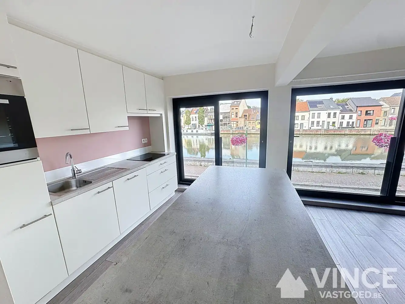 Lichtrijk appartement met uniek zicht op de vaart en ruim terras foto 4