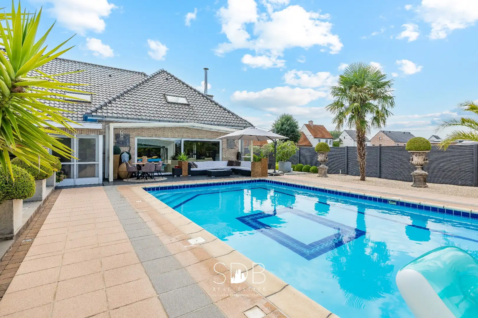 Hedendaagse villa met dubbele garage, zwembad en magazijn op 2.937m² foto 21