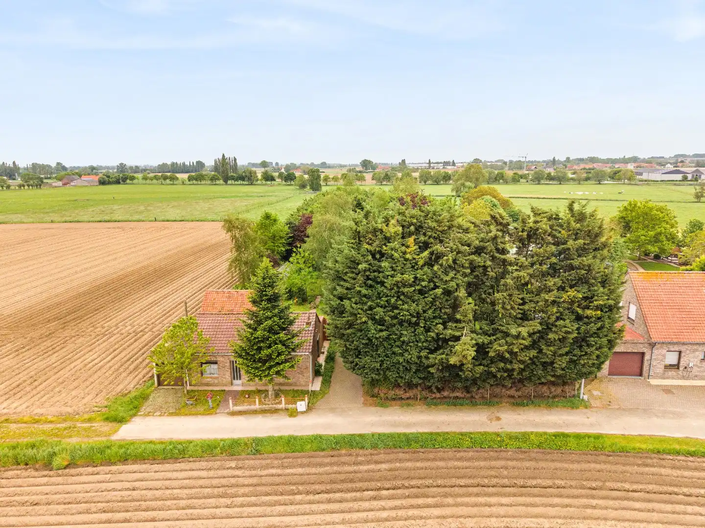 Hoofdfoto van de publicatie: Zuidgericht perceel met prachtig landelijk verzicht op een rustige ligging in Ledegem