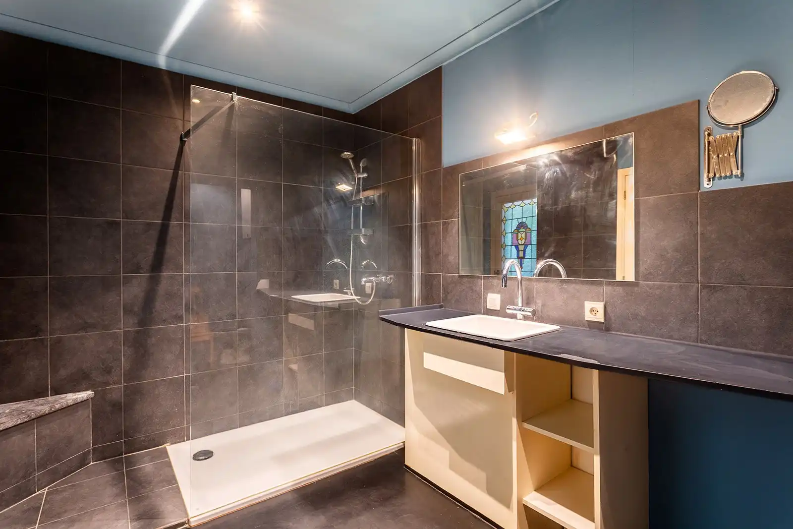 Lichtrijke bel-etagewoning met dubbele garage en ruime tuin foto 22