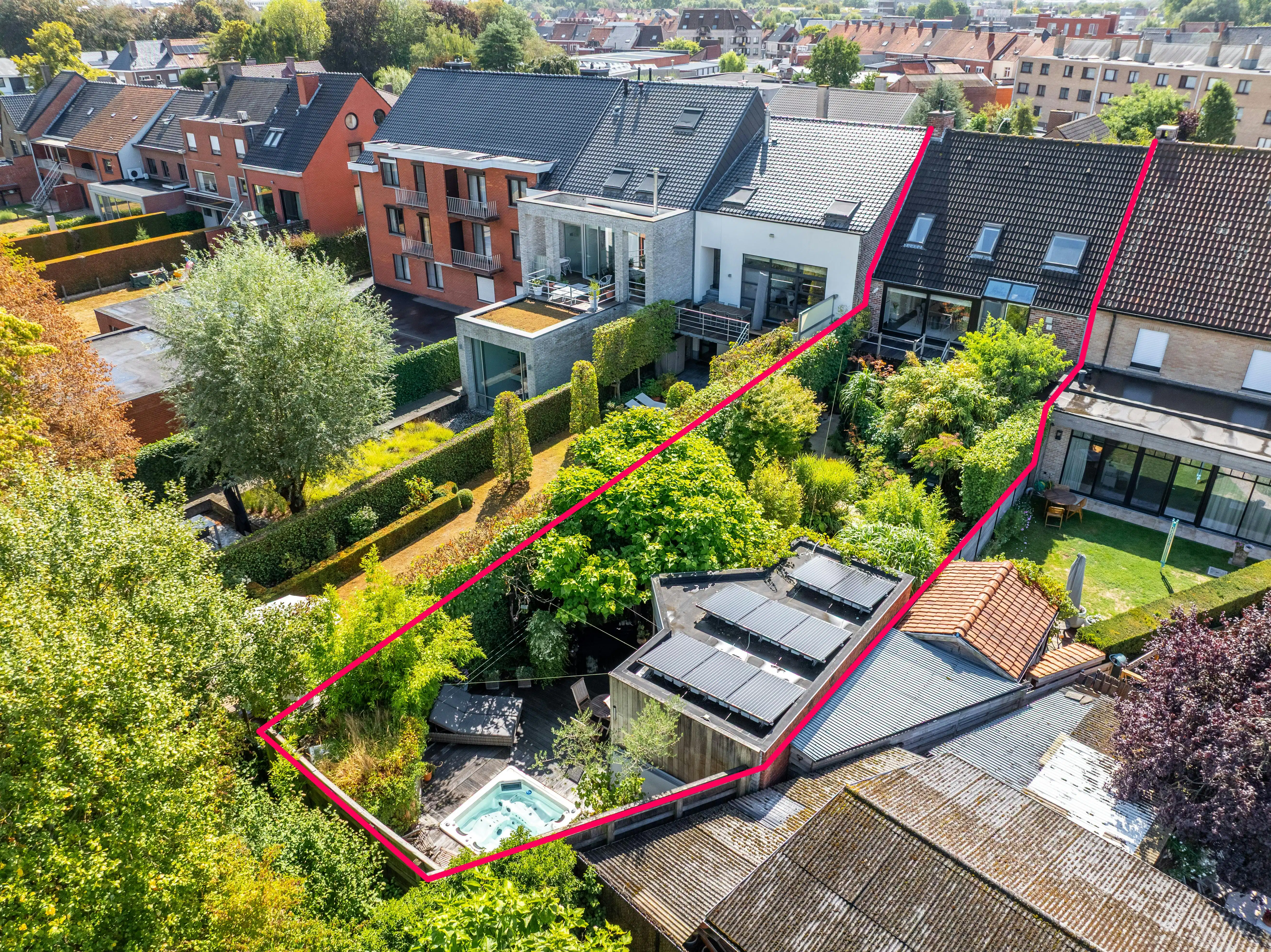 Uniek huis met bureel en zalige tuin nabij centrum Roeselare foto 29