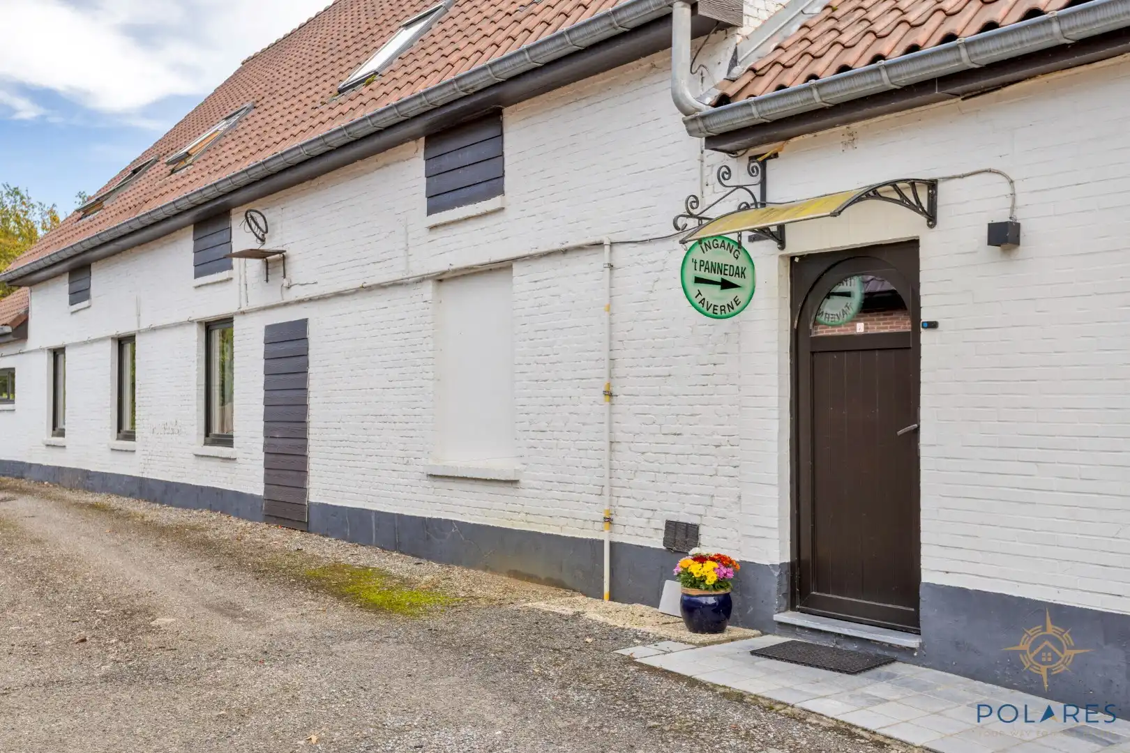 Goed gelegen taverne met woonst en grote parking foto 38