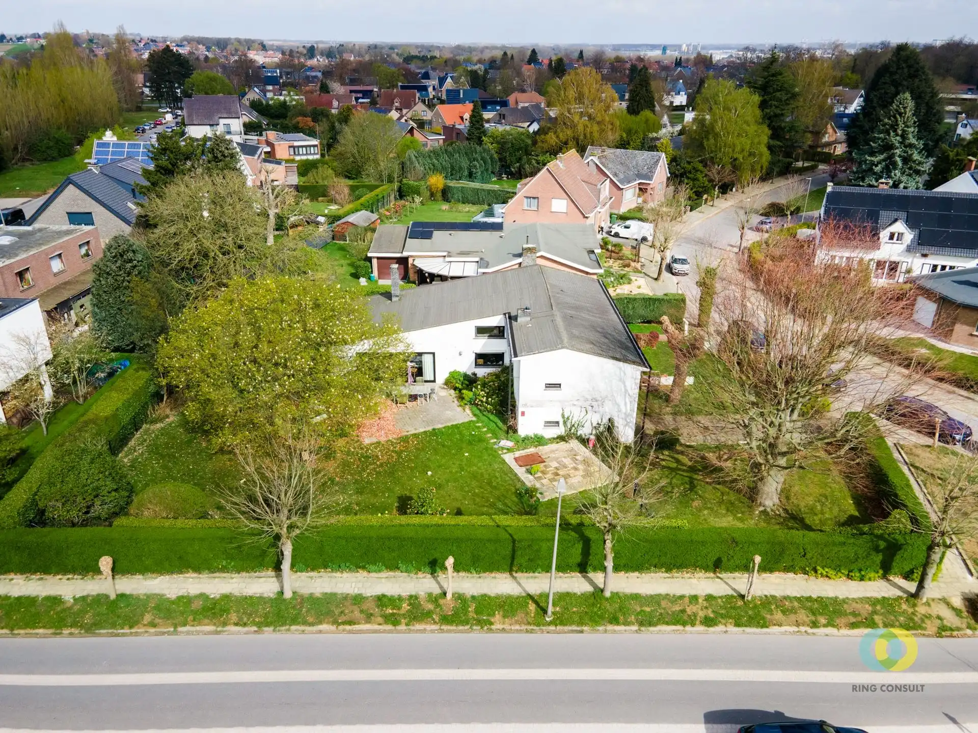 Ruime villa met praktijkmogelijkheden en zicht op groen foto 3