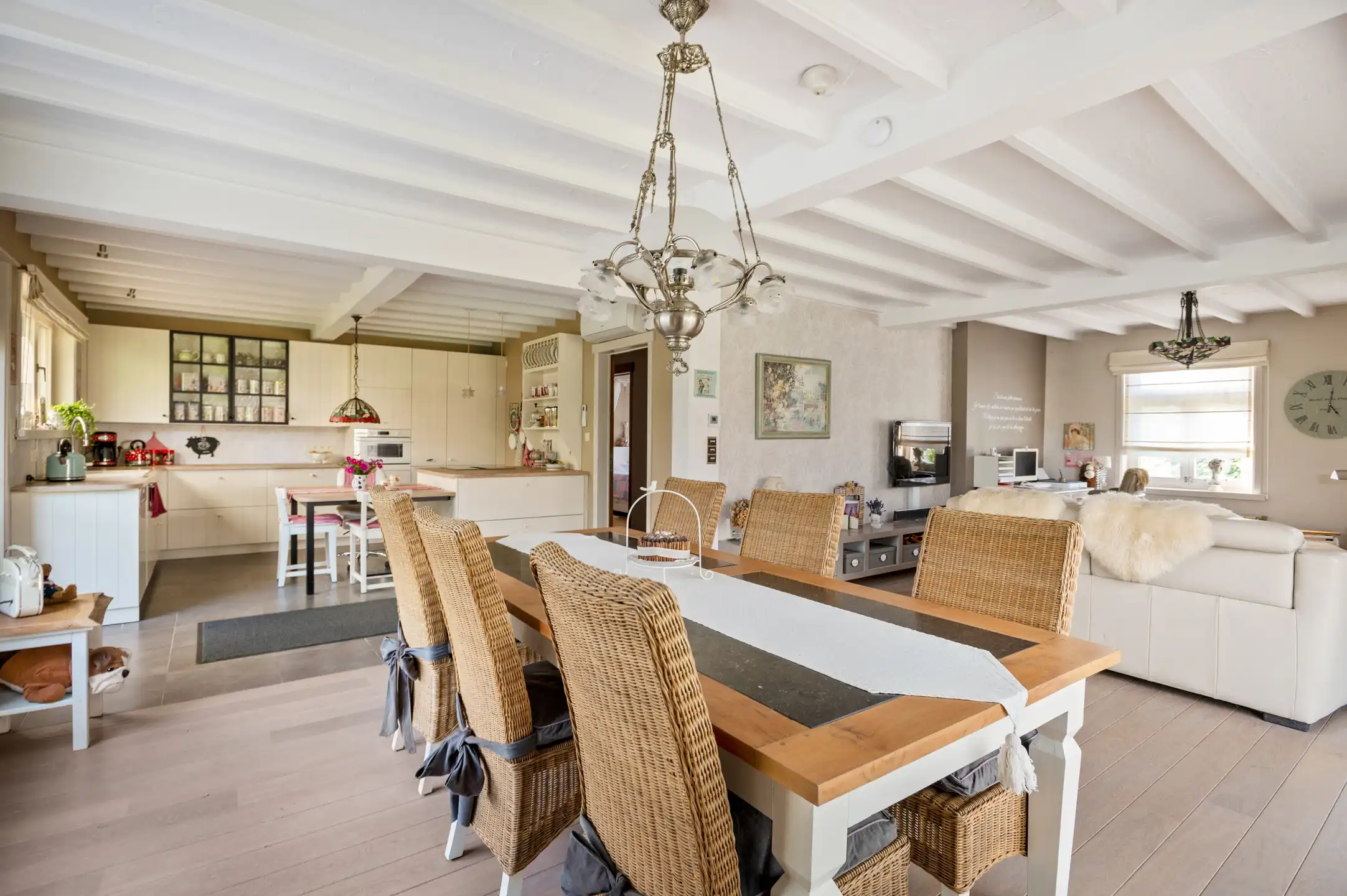 Mooie open bebouwing met knappe tuin in een rustige woonwijk foto 2