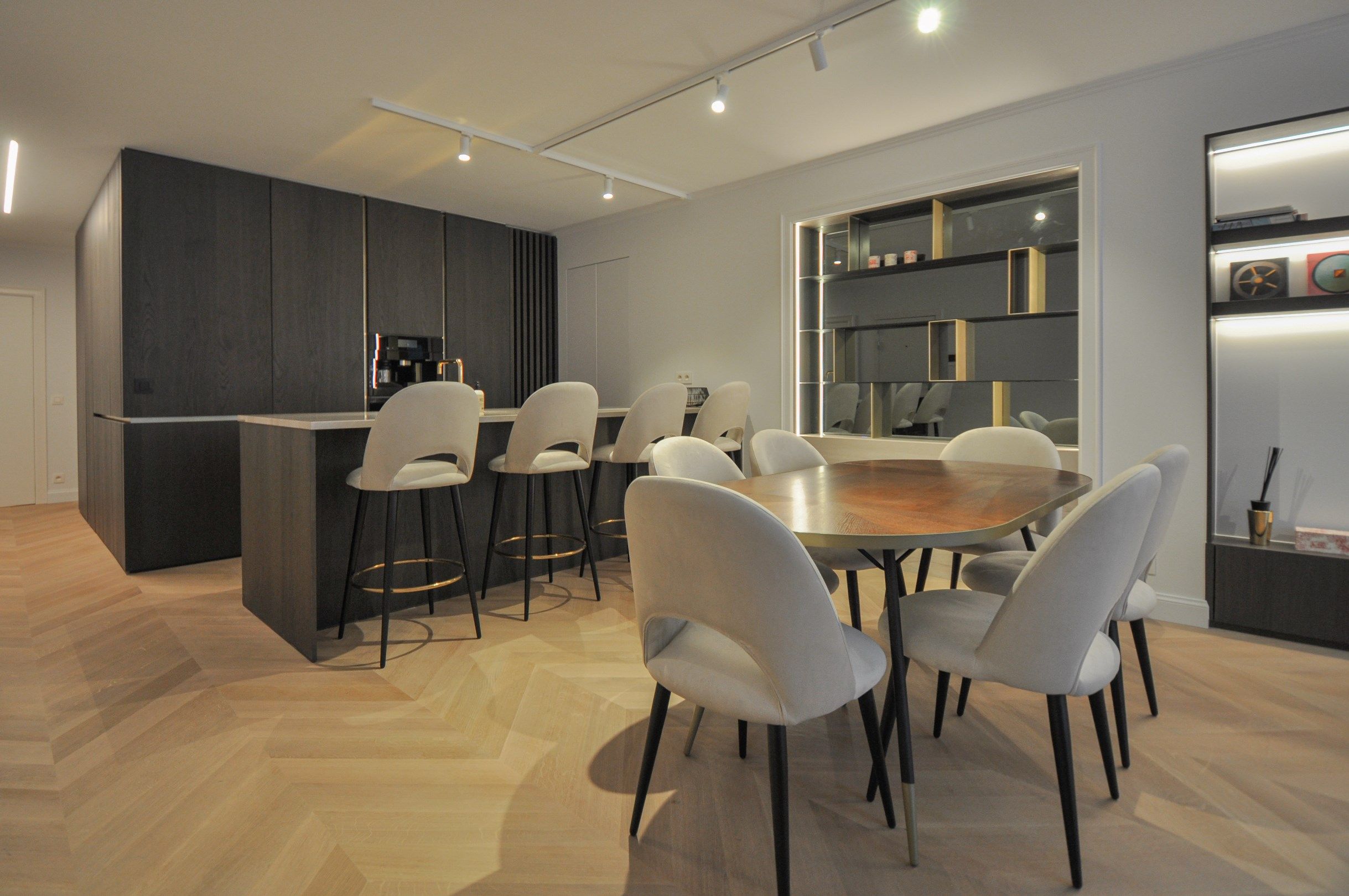 Hoogwaardig volledig gerenoveerd appartement met zijdelings zeezicht en zicht op de Kustlaan. foto 8