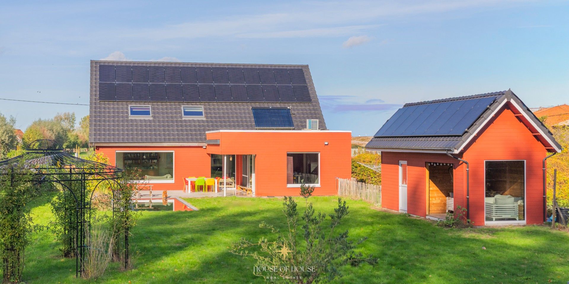 Scandinavisch geïnspireerde passiefbouw villa met natuurlijke tuin en innovatieve topafwerking foto {{pictureIndex}}