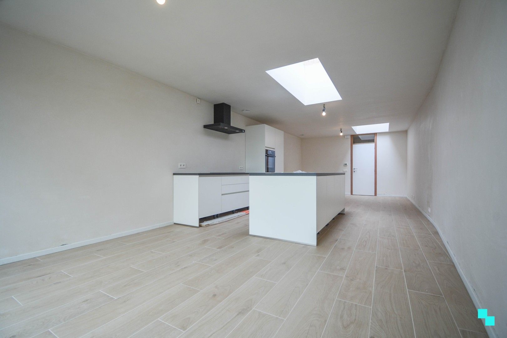 Totaal gerenoveerde woning met garage te centrum Roeselare foto 11