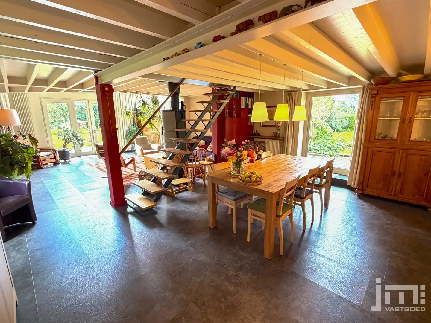 Unieke, karaktervolle woning met prachtige vide en idyllische tuin foto 9