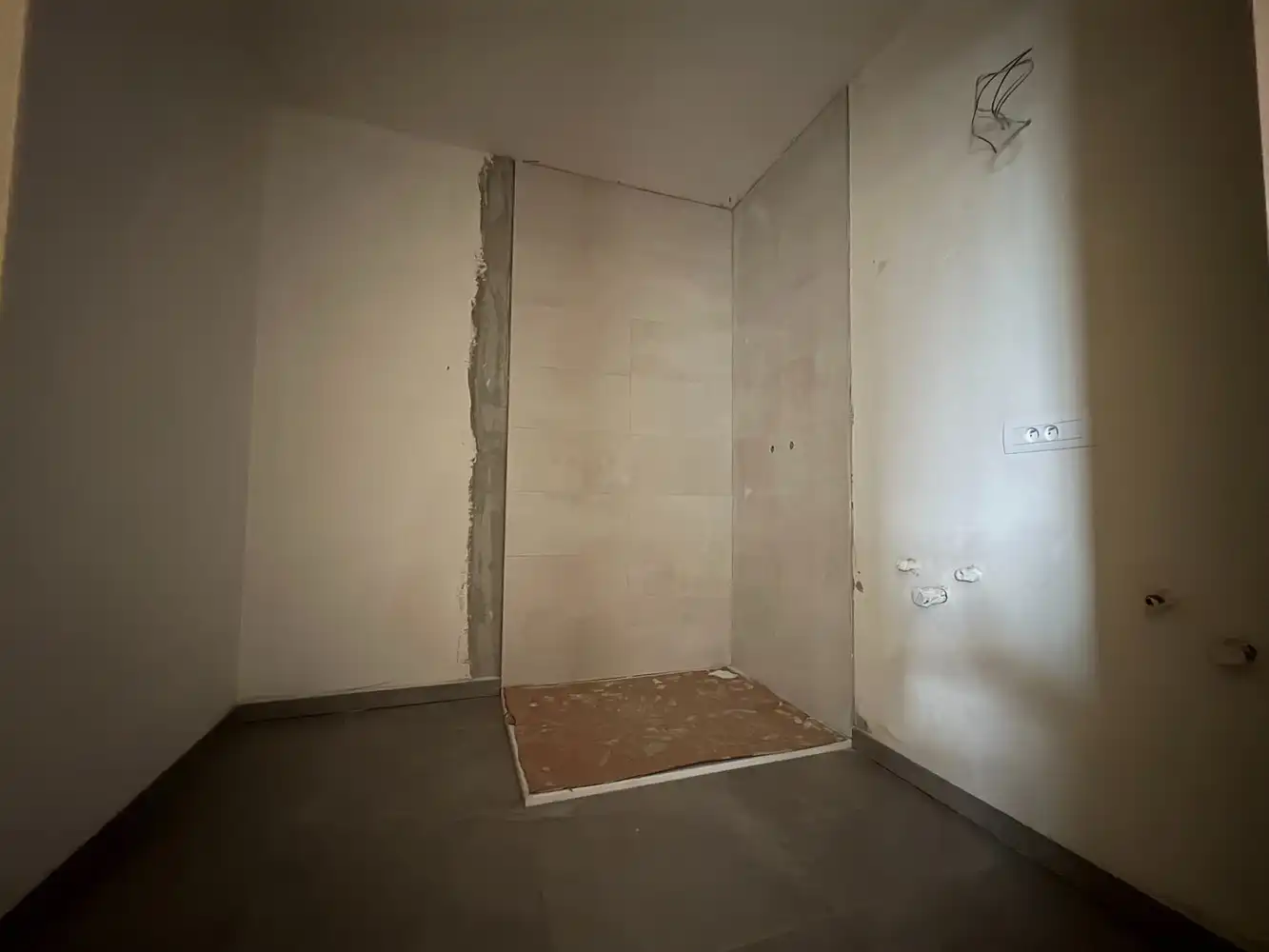 Nieuwbouwwoning met drie slaapkamers + carport foto 9