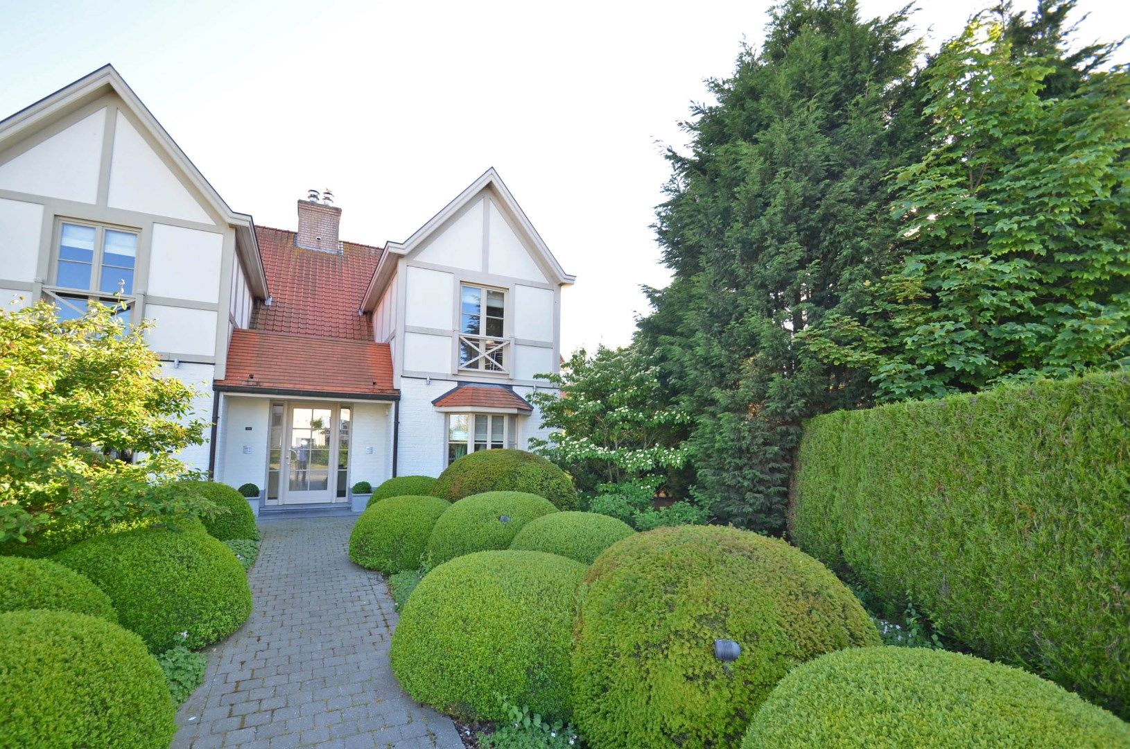 Mooi onderhouden koppelvilla, gelegen aan de rand van Knokke foto {{pictureIndex}}