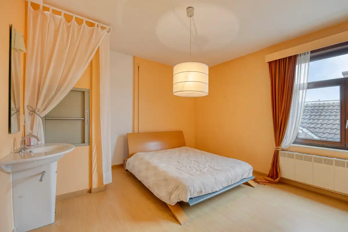 Karaktervolle stadswoning met handelsruimte, tuin en ruime garage in hartje Tongeren foto 14