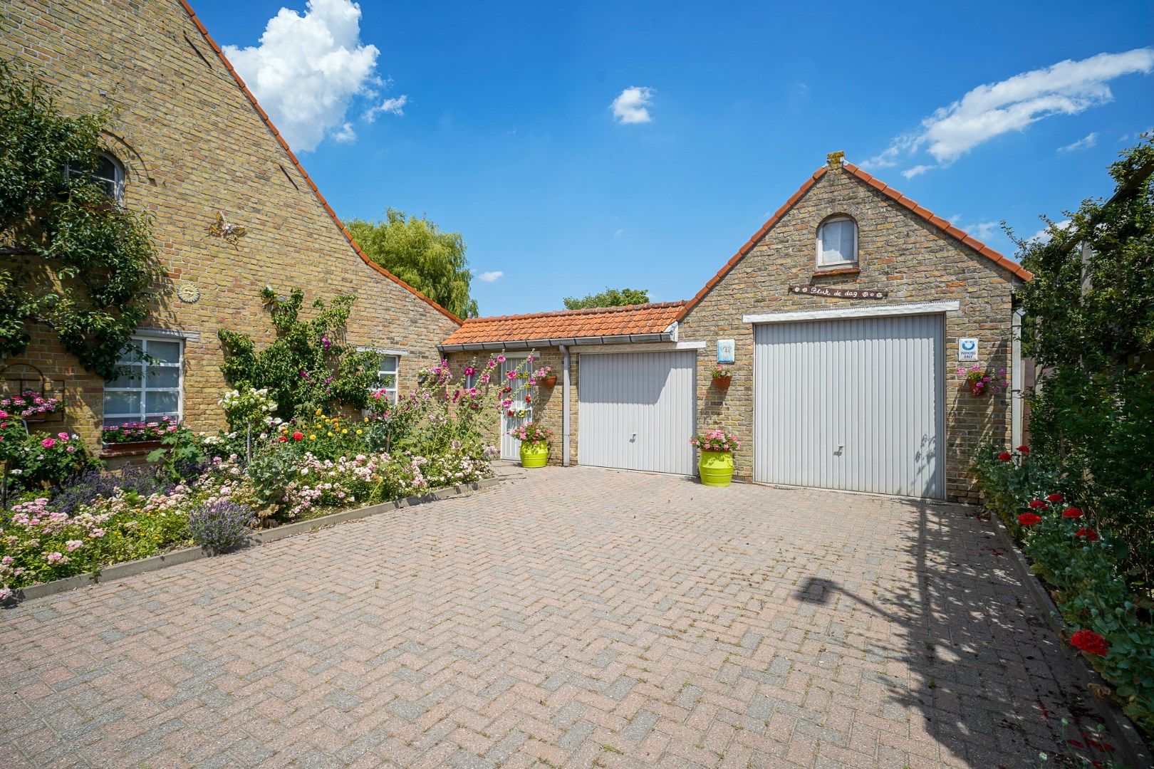 Ruime woning met drie slaapkamers - met loods/garage  foto 3