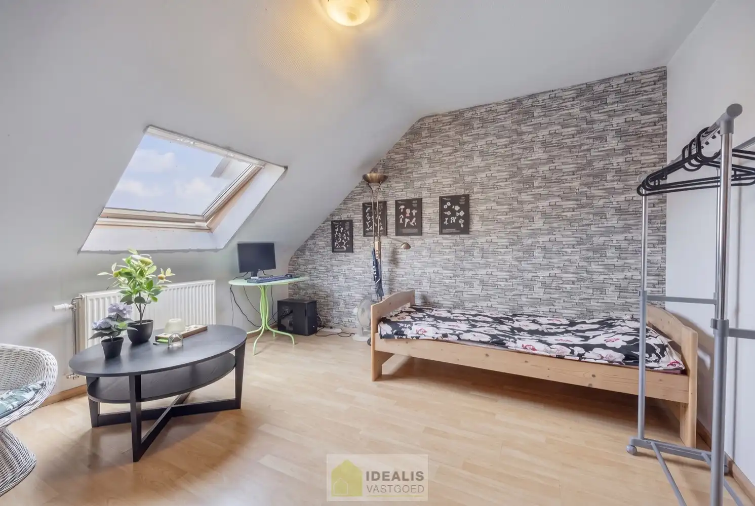 IDEALIS VASTGOED – KNAP APPARTEMENT GELEGEN OP UITERST CENTRALE LOCATIE TE OVERPELT, PELT. Dit knappe appartement met bouwjaar 2000 omvat een aangename ca.72m² en  biedt plaats aan een lichtrijke leefruimte met aansluitend goed onderhouden keuken, 2 knappe slaapkamers, badkamer en dakterras! Een fraai appartement, zeer geschikt voor kandidaten op zoek naar betaalbare woonruimte vlak bij het centrum van (Over)Pelt! foto 12