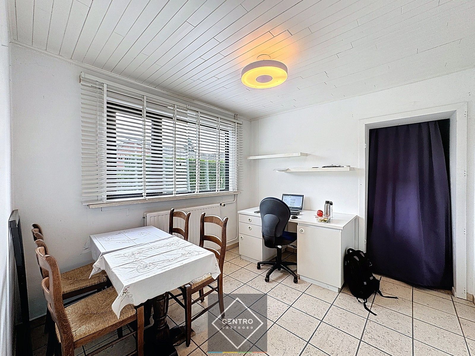 Verwarmd en geïsoleerd MAGAZIJN (250m²) met een te renoveren BUNGALOW (5 slpkms en garage) op AAA-locatie (op 1 km van afrit E40)! foto 9