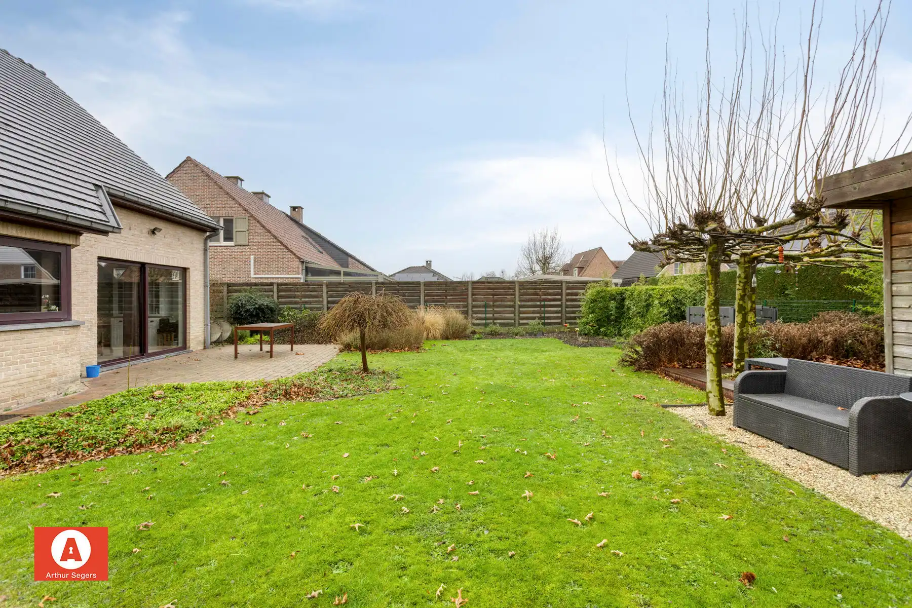 Open bebouwing in een doodlopende straat. foto 26