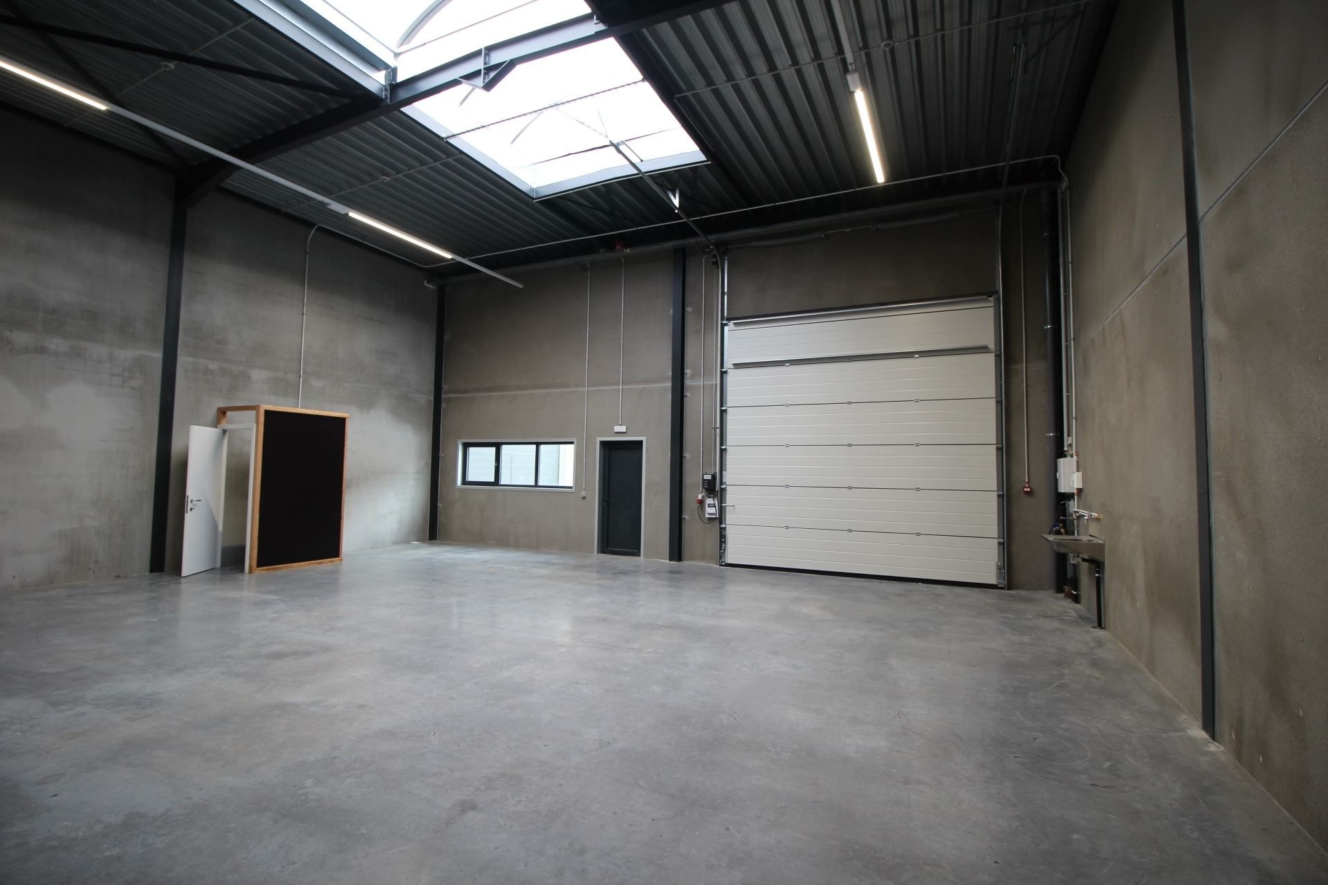 Unit, nieuwbouw, te huur voor opslag of productie. foto 4