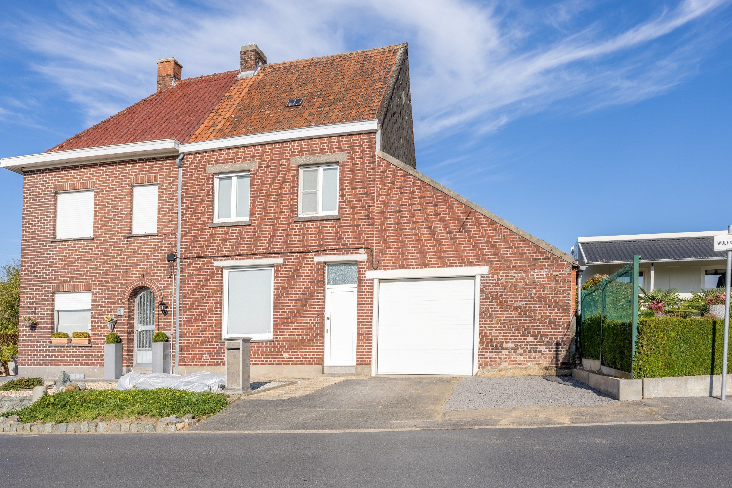 Hoofdfoto van de publicatie: VERNIEUWDE WONING MET TUIN EN GARAGE