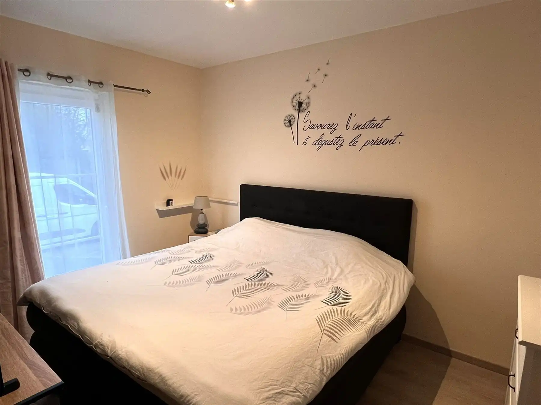 Moderne gelijkvloerse villa met tuin foto 6