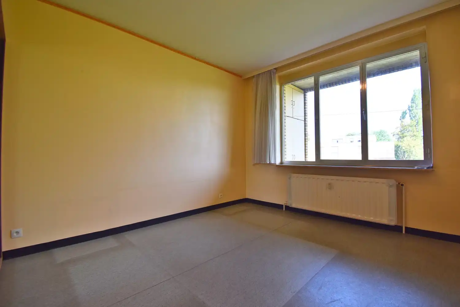Ruim 2-kamer appartement met terras en autostaanplaats foto 5