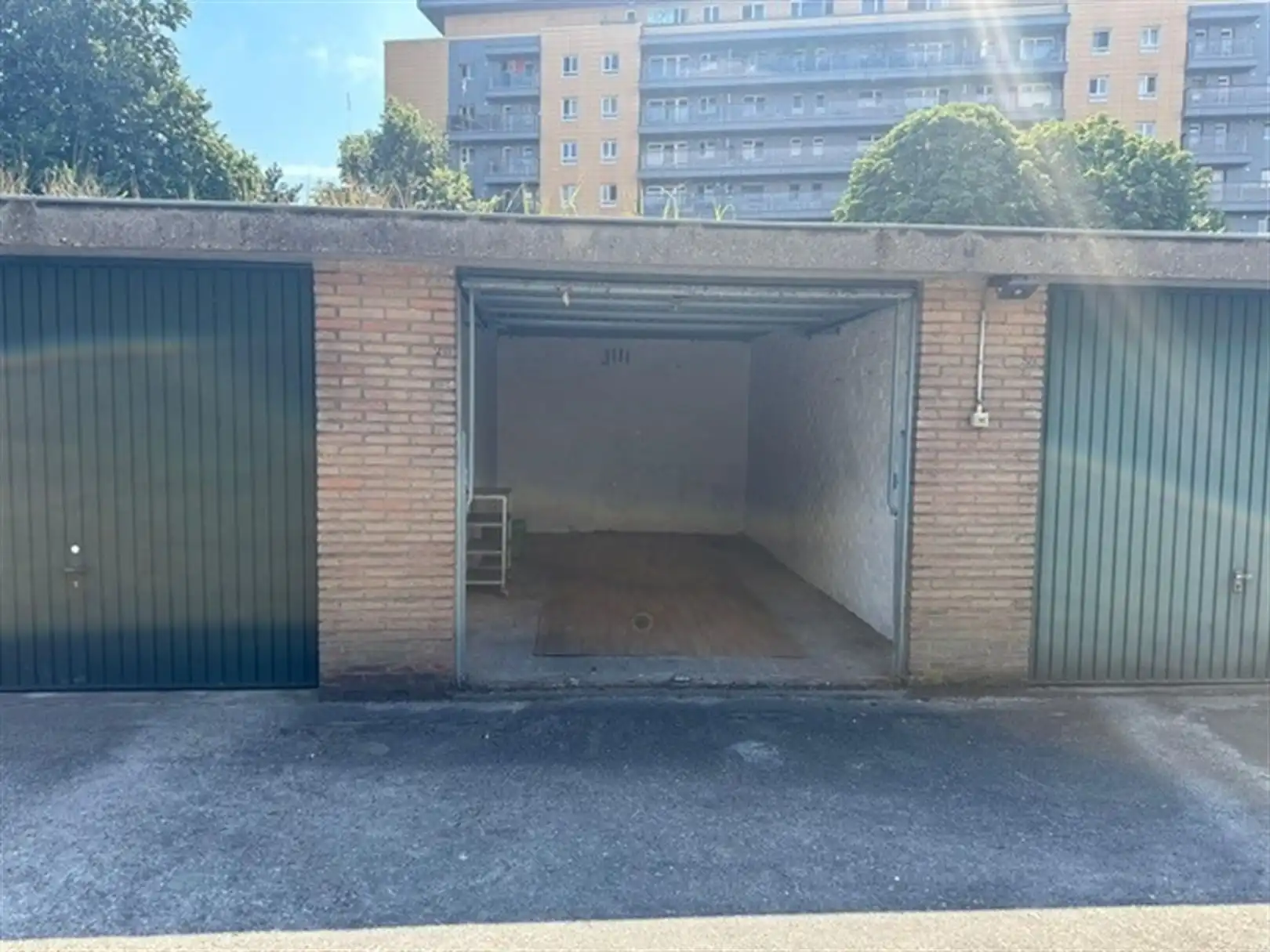 Achtergelegen garagebox met kantelpoort foto 2