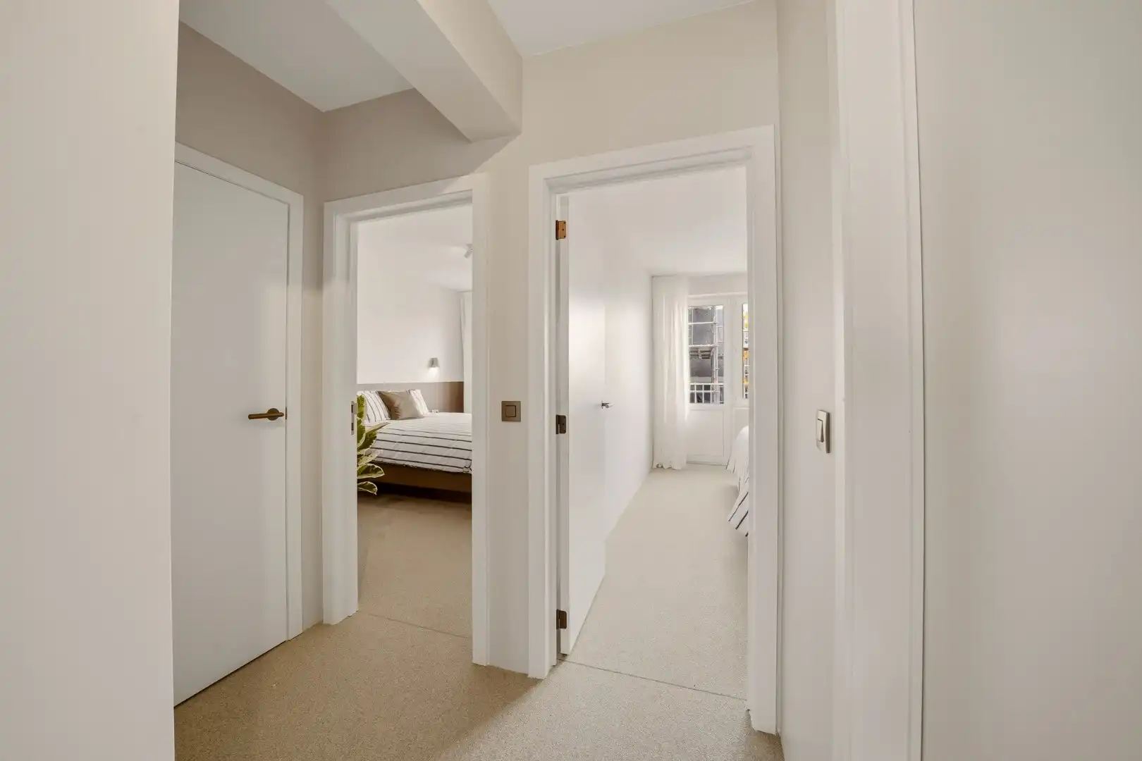 Stijlvol gerenoveerd stadsappartement met maatwerk, 2 slaapkamers en veel bergruimte foto 17