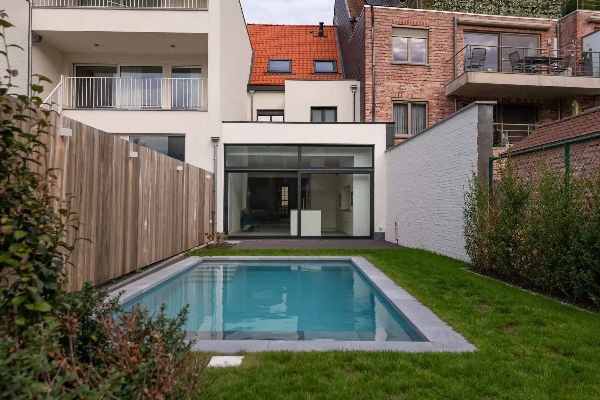 Karaktervolle stadswoning met verwarmd zwembad en luxueuze afwerking. foto 5
