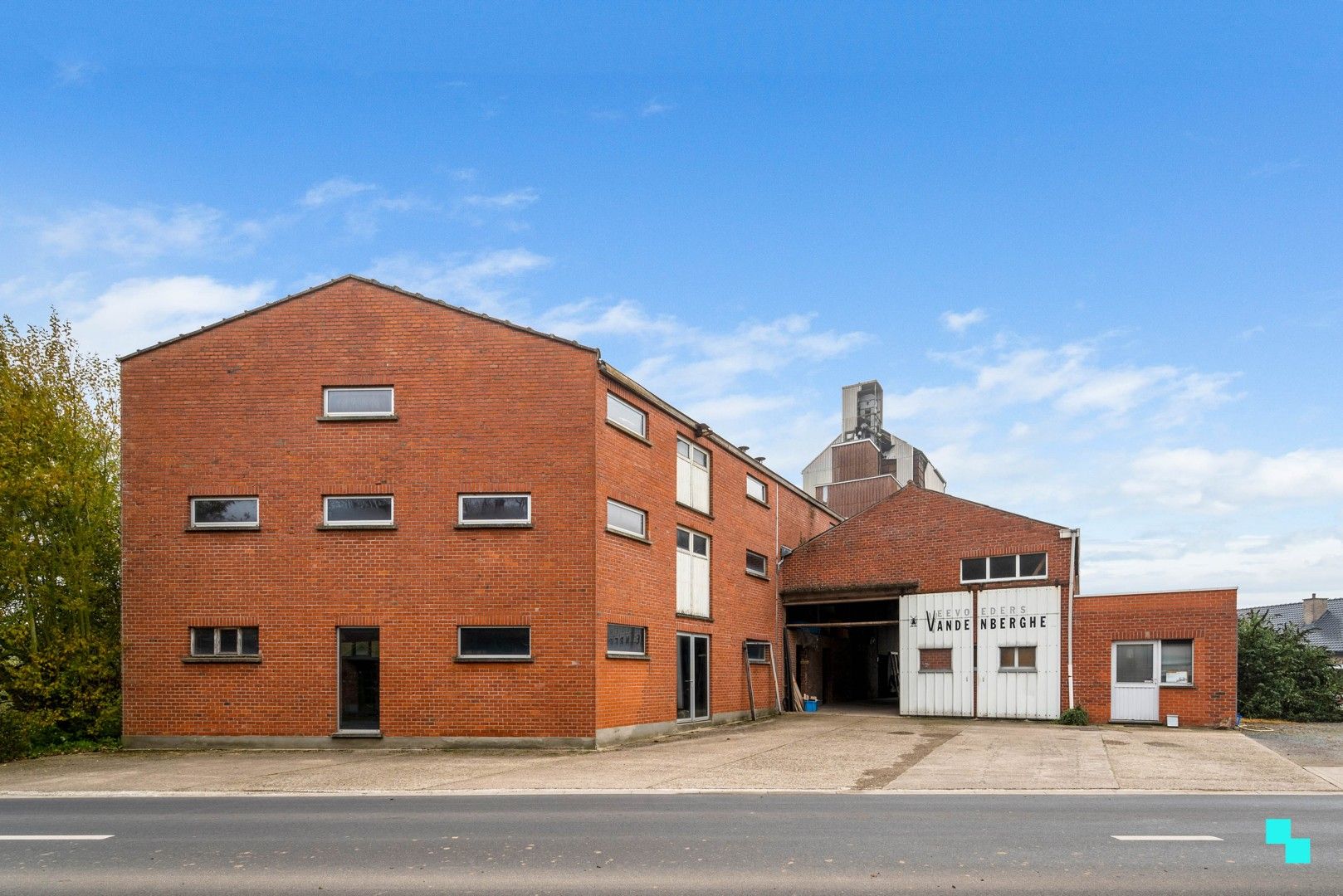 Authentiek bedrijfsgebouw met mogelijkheid tot geïntegreerde woonst foto 2