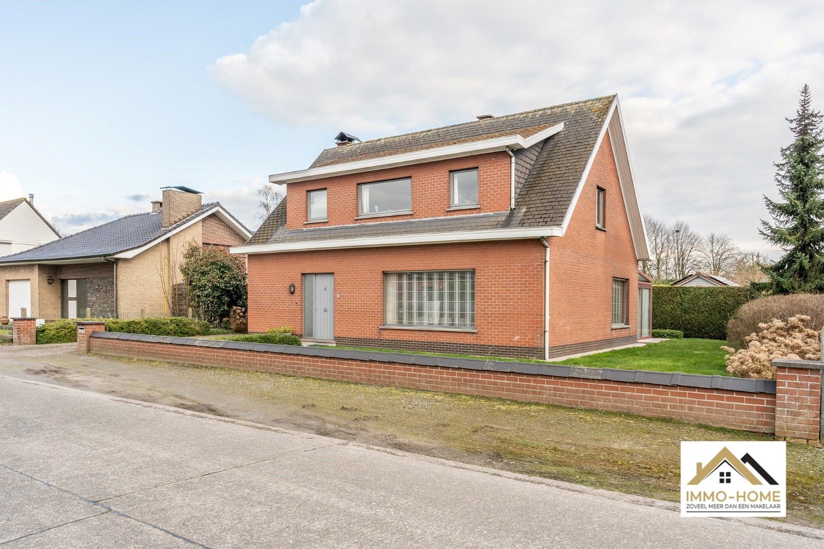 Ruime vrijstaande woning in doodlopende straat! foto 2