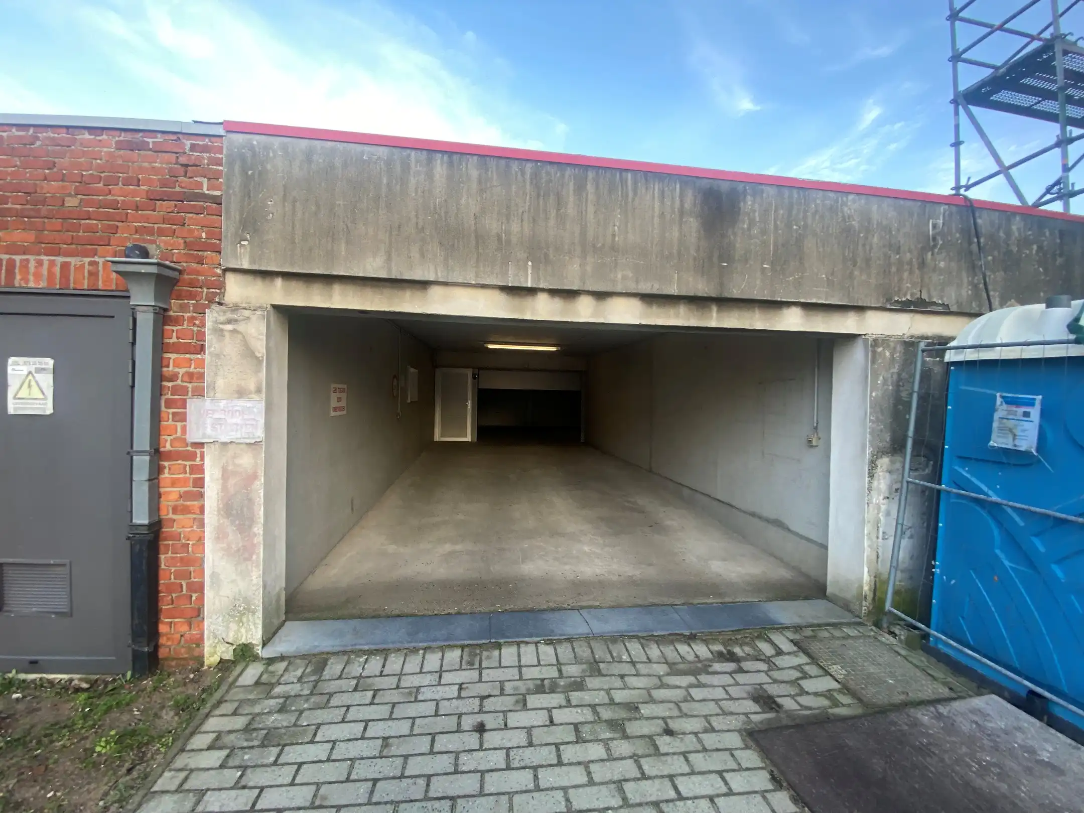 Ruime garagebox (niveau -1 , 8m90 diep) gelegen in de Gasmeterstraat foto 2