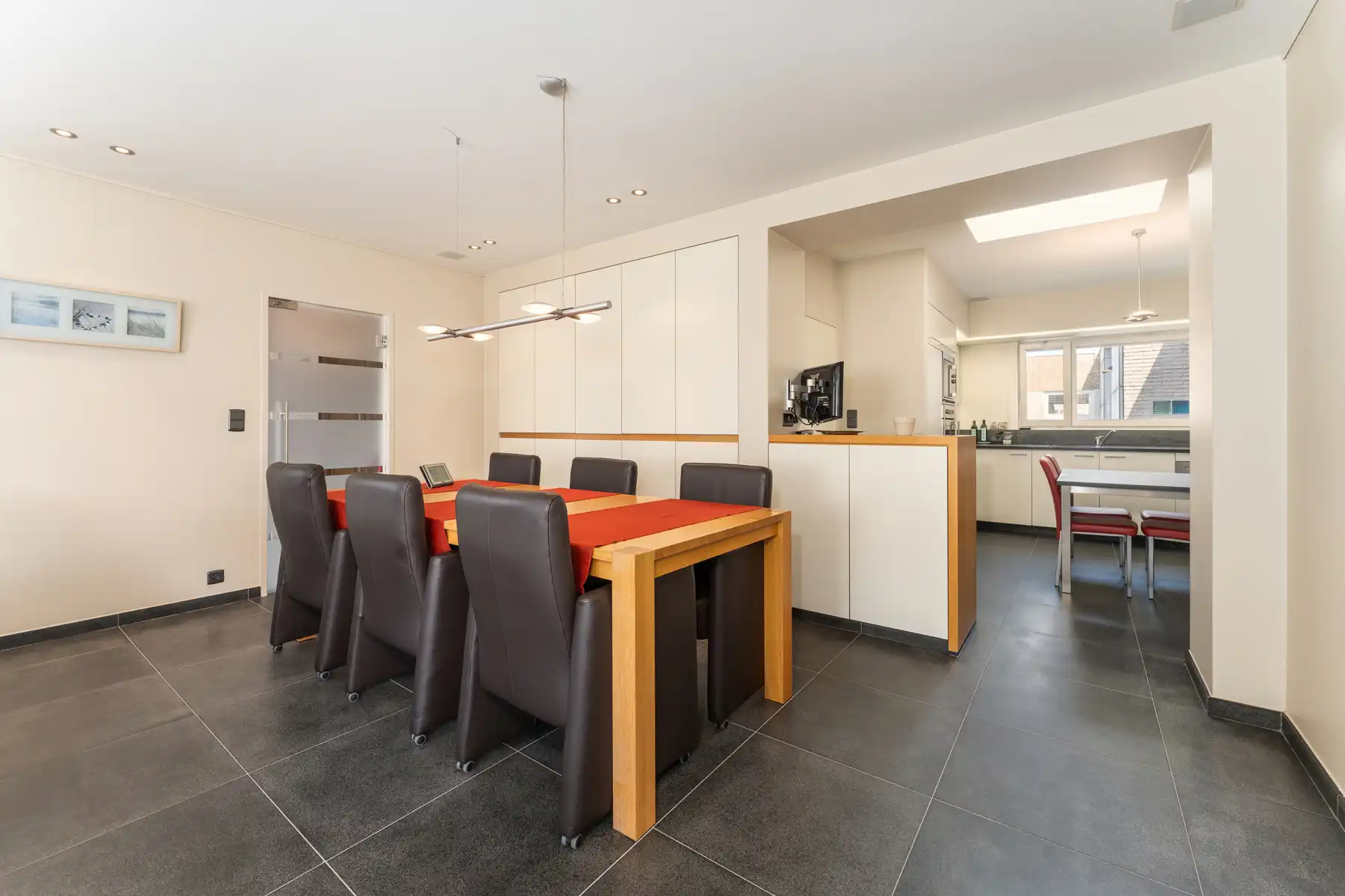 Ruime woning met loods foto 8