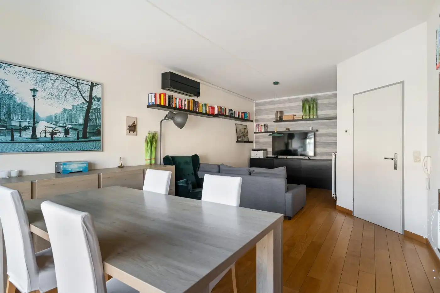 Instapklaar app. op 1e verd. met 2 slpk., balkon en garagebox foto 4