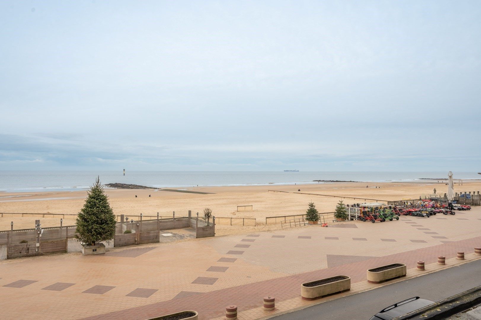 Luxueus gerenoveerd hoekappartement met terrassen en frontaal zeezicht foto 2