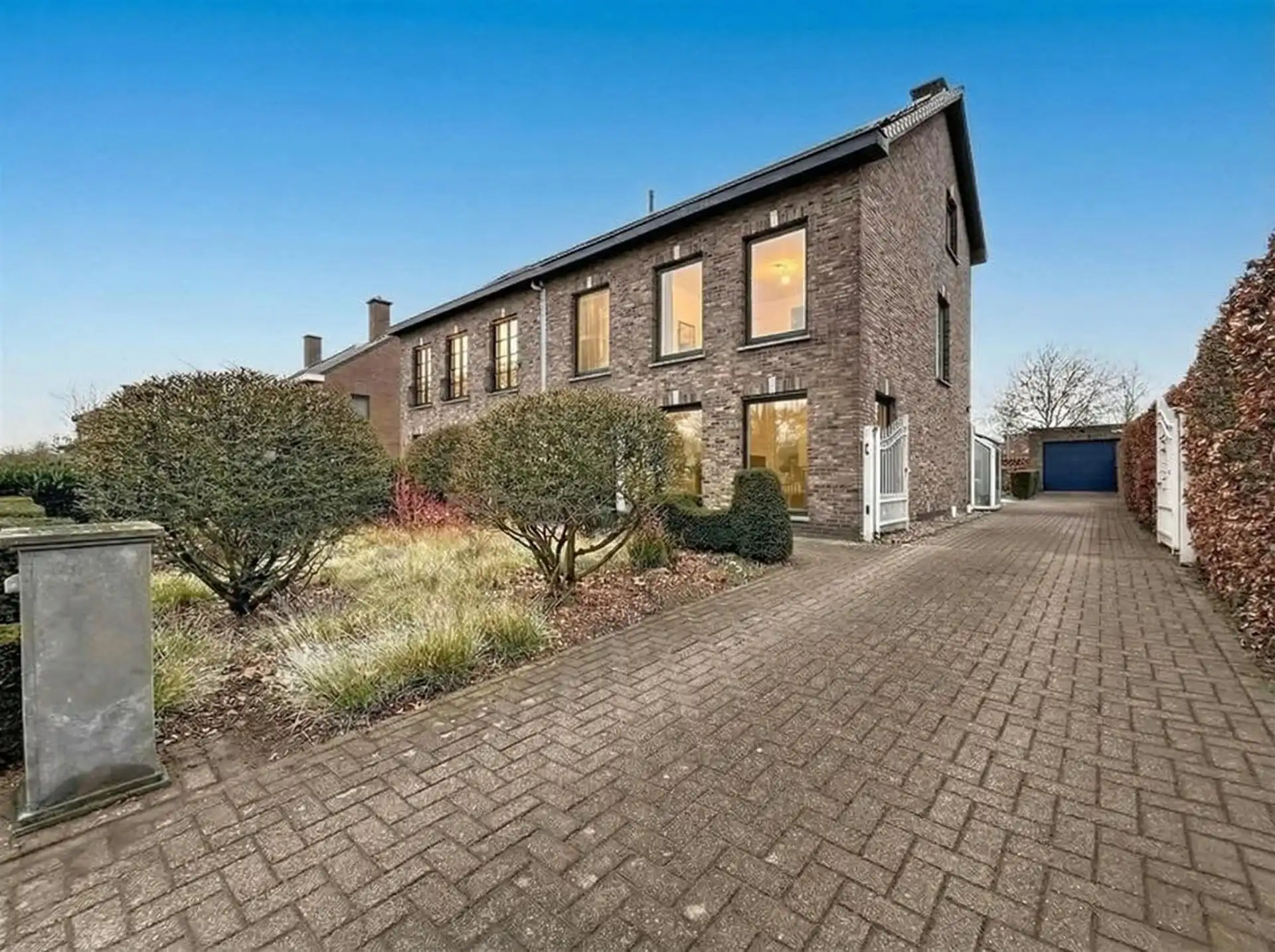 Half open bebouwing met 3 slaapkamers en garage  op perceel van 563m² in doodlopende straat  foto {{pictureIndex}}