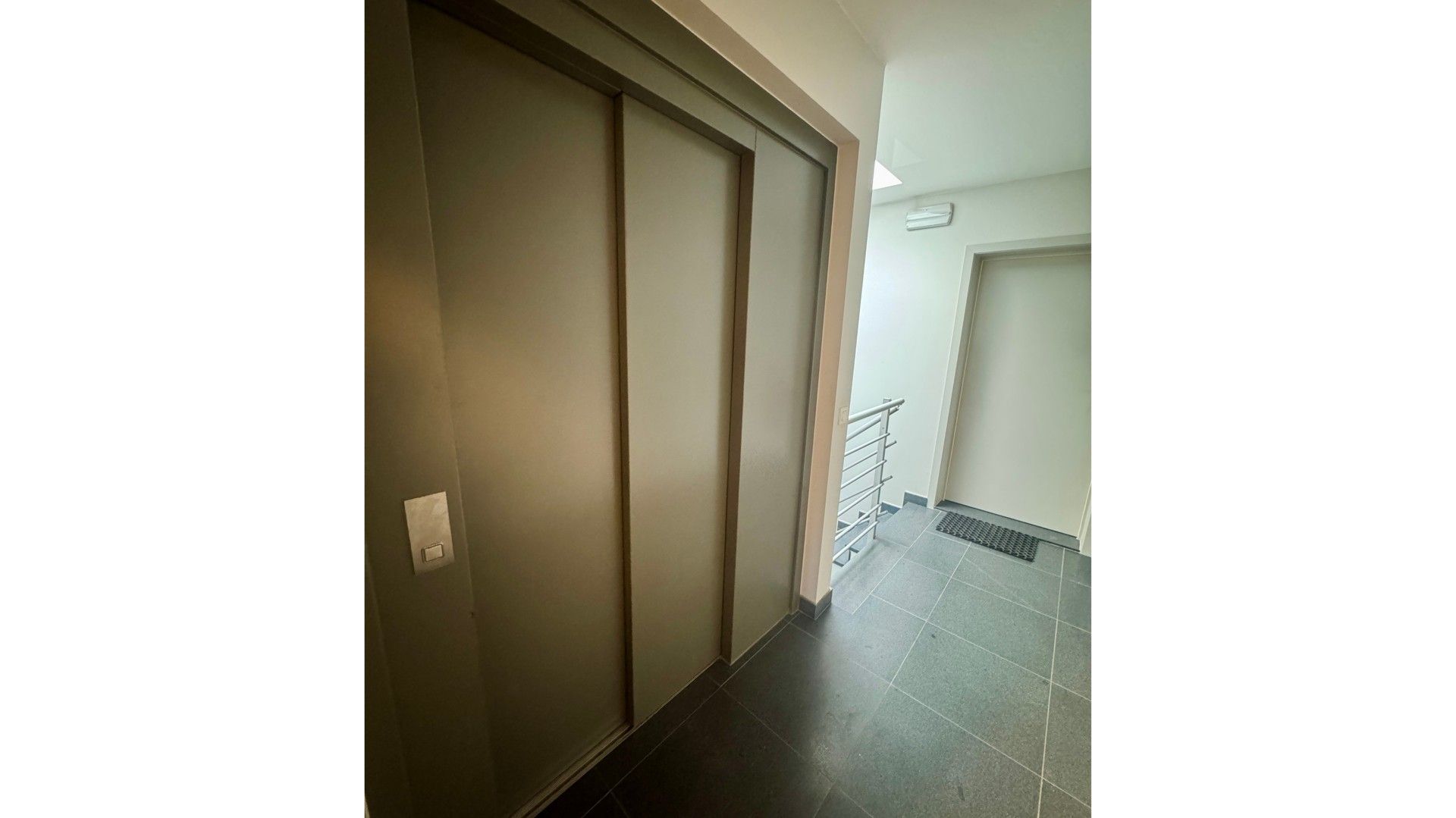 Lichtrijk en rustig appartement te koop met carport foto 27