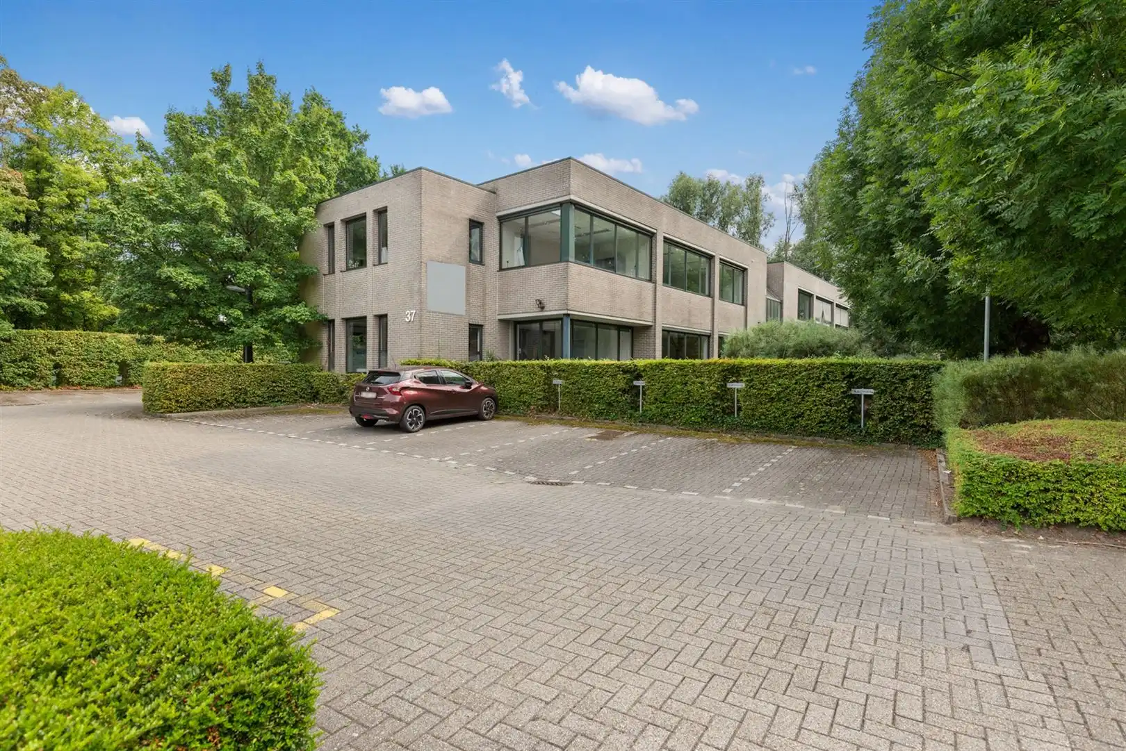 Instapklaar kantoor gelegen in Kontich foto {{pictureIndex}}