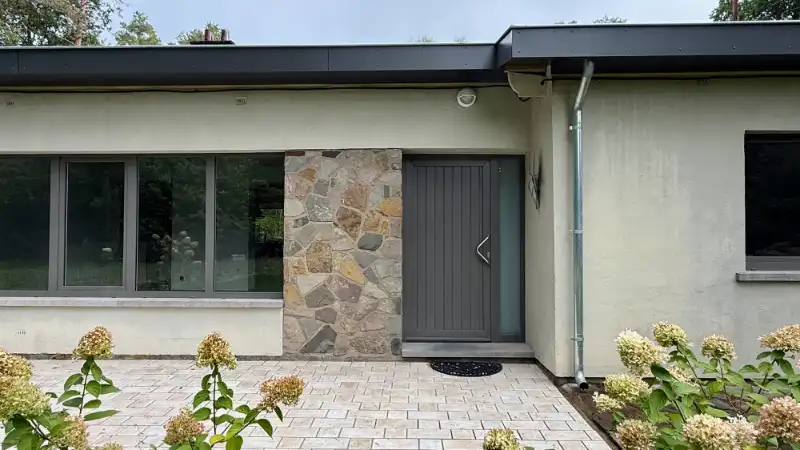 --- NOUVEAU --- Bungalow quatre façades avec 2 chambres, garage et grand jardin dans un environnement verdoyant. foto 5