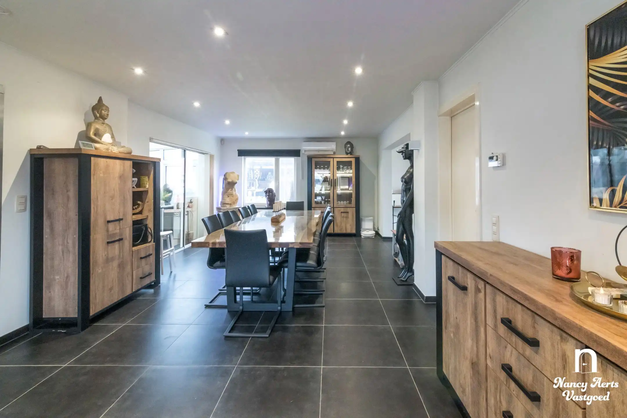 Veelzijdige woning met royale ruimtes en zwembad foto 32
