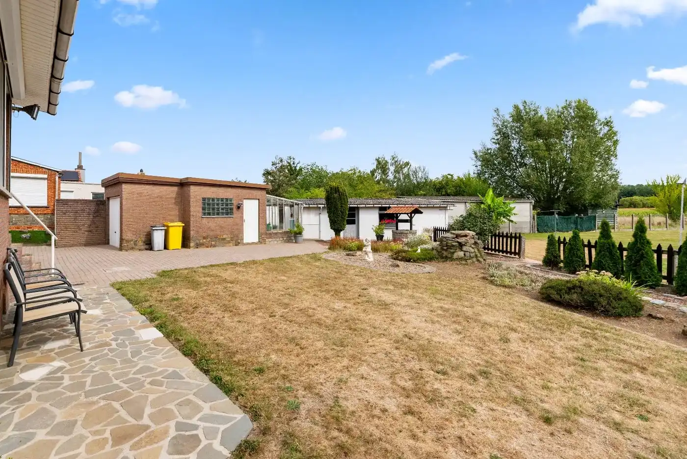 Open bebouwing op topligging met 2 slaapkamers en prachtige tuin foto 24