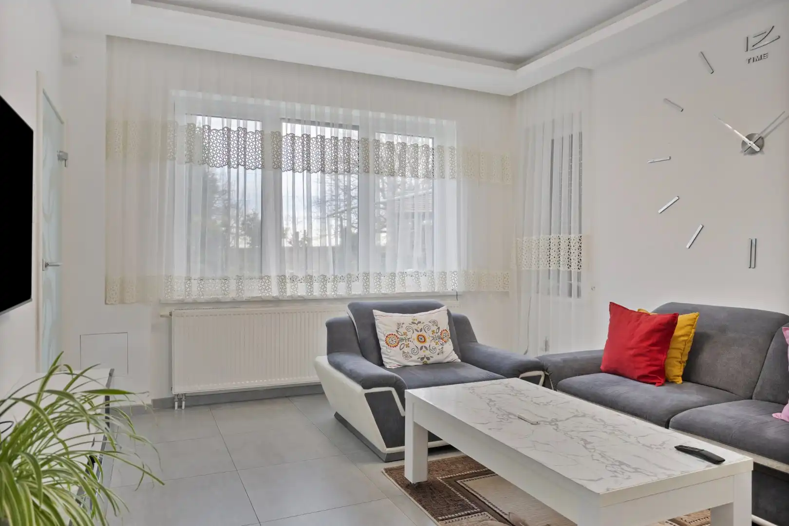 Rustig gelegen, vernieuwde woning met 4 slaapkamers en grote tuin foto 6