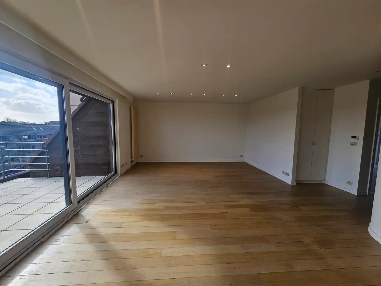 Lichtrijk duplex appartement met 2 slaapkamers en dubbele garage! foto 4