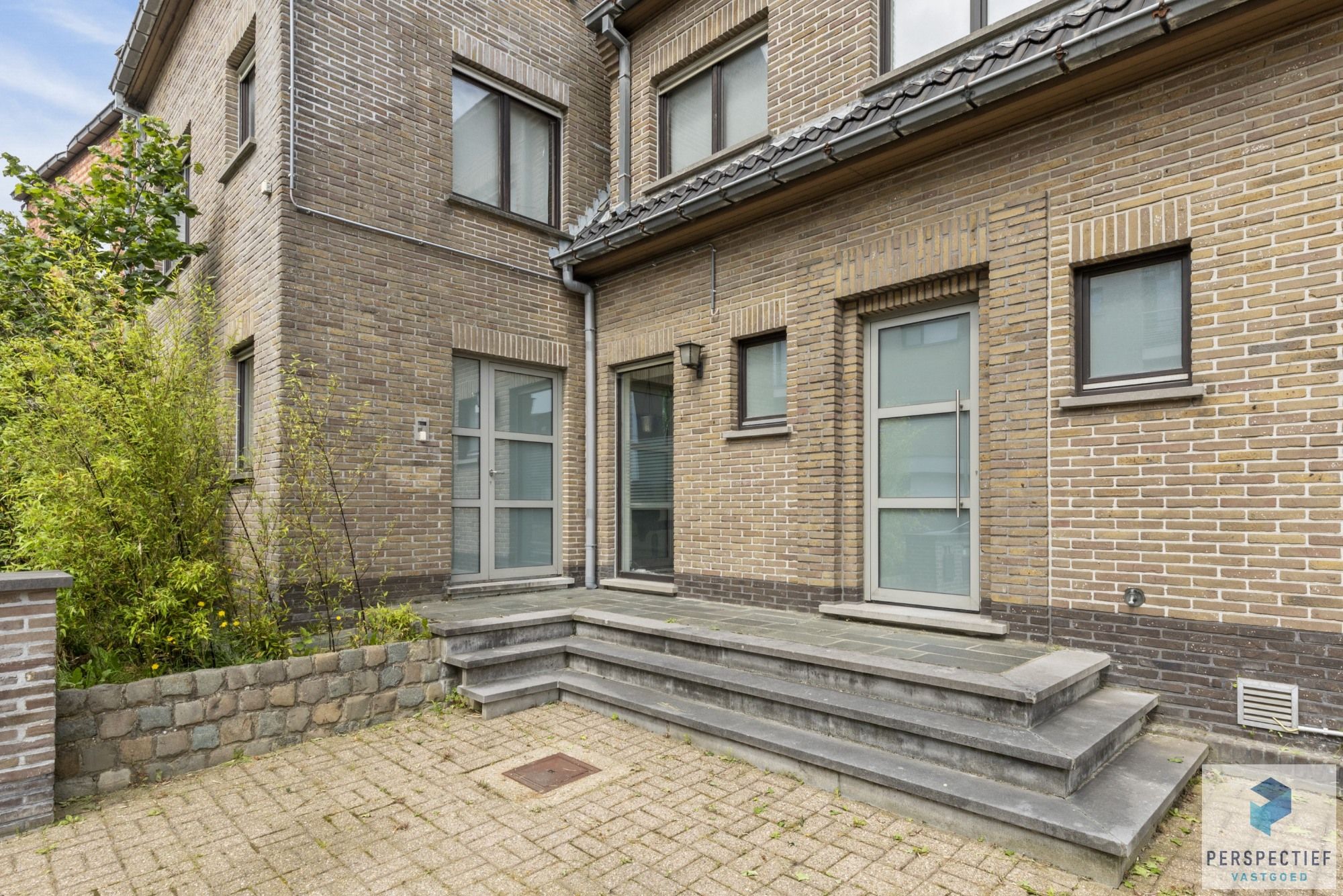 RUIME woning met 7 slpk met tal van mogelijkheden op gunstige ligging foto 3