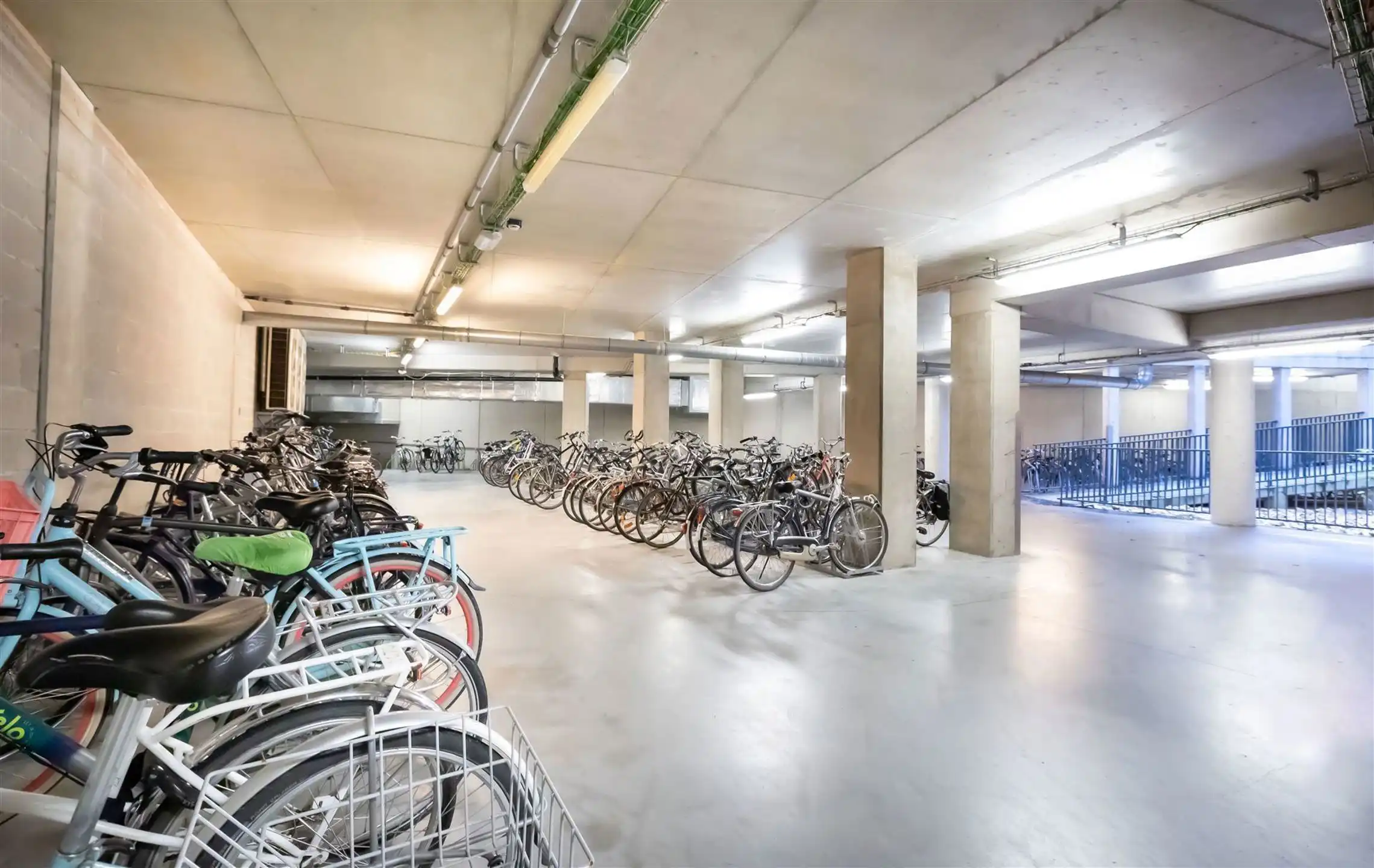 Studentkamer van ± 21m² met douchekamer foto 12