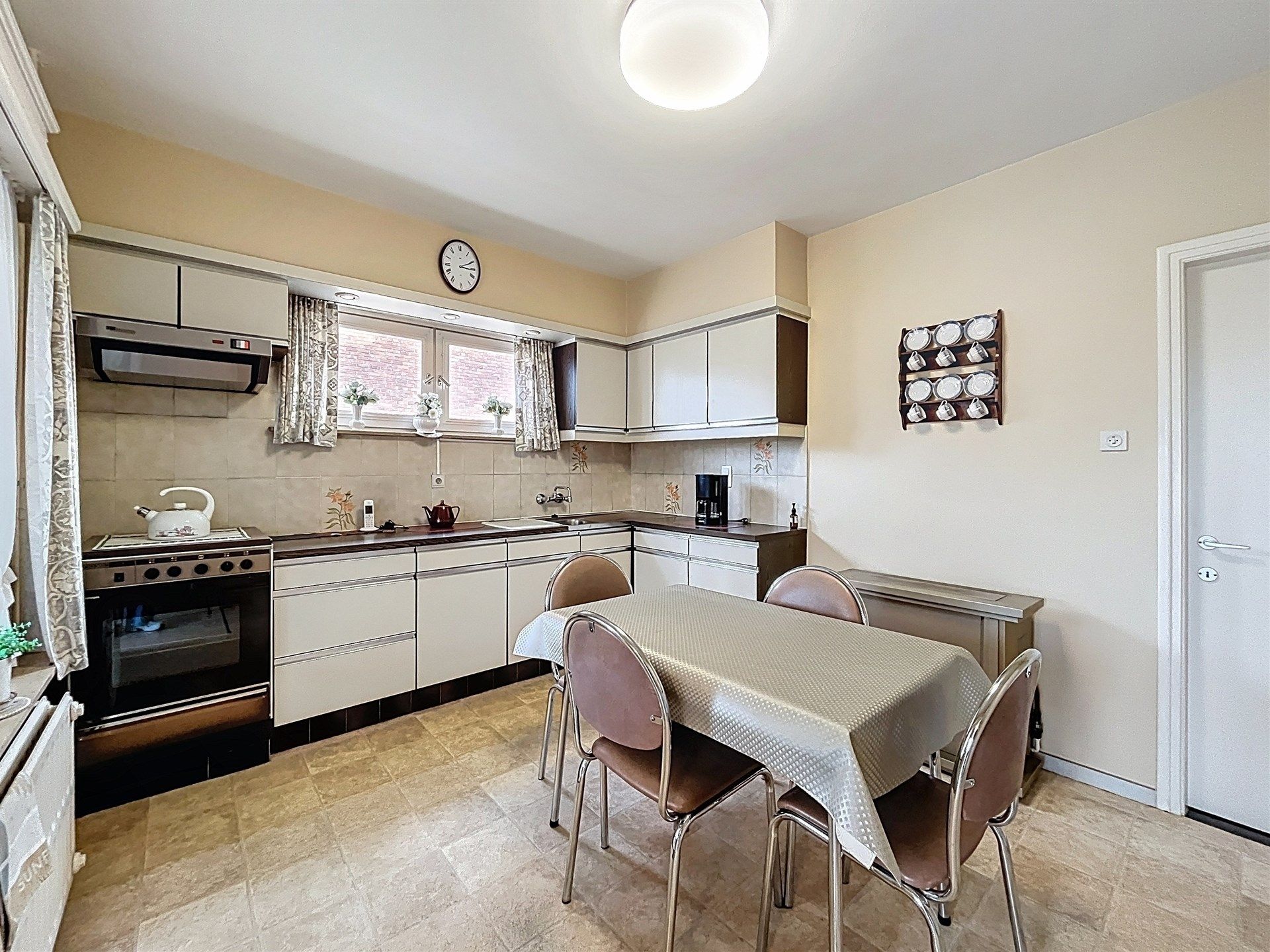 Ruime woning met 3 slaapkamers en grote garage op perceel van 1148 m² met zicht op oneindig groen.  foto 7