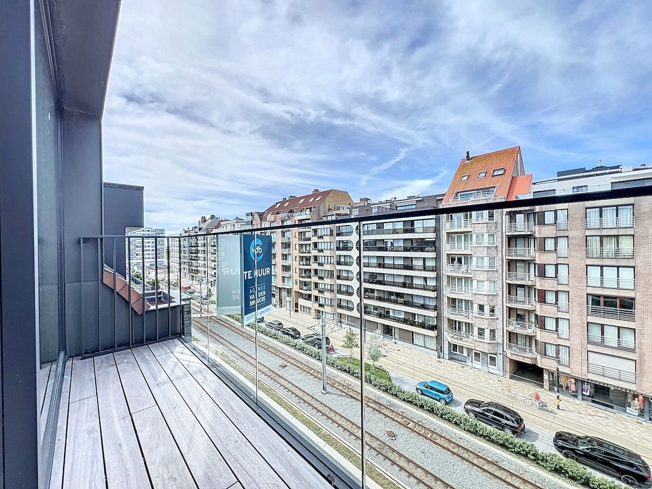 Stijlvol en lichtrijk nieuwbouw dakappartement nabij de Zeedijk en de site van de Heldentoren. foto 2