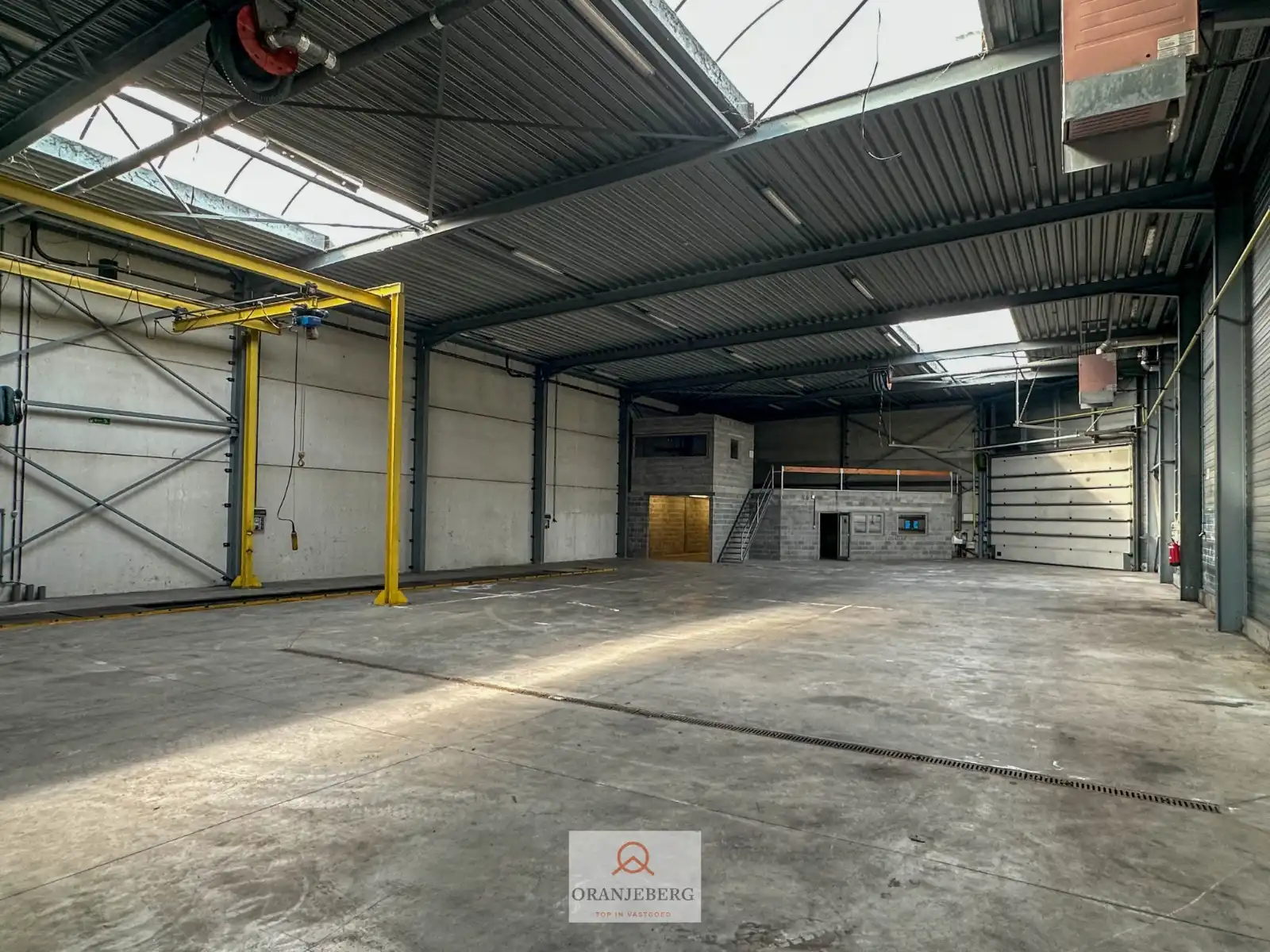 Groot hoekmagazijn (650m²) Te Huur met hoge bereikbaarheid vlakbij R4 foto {{pictureIndex}}
