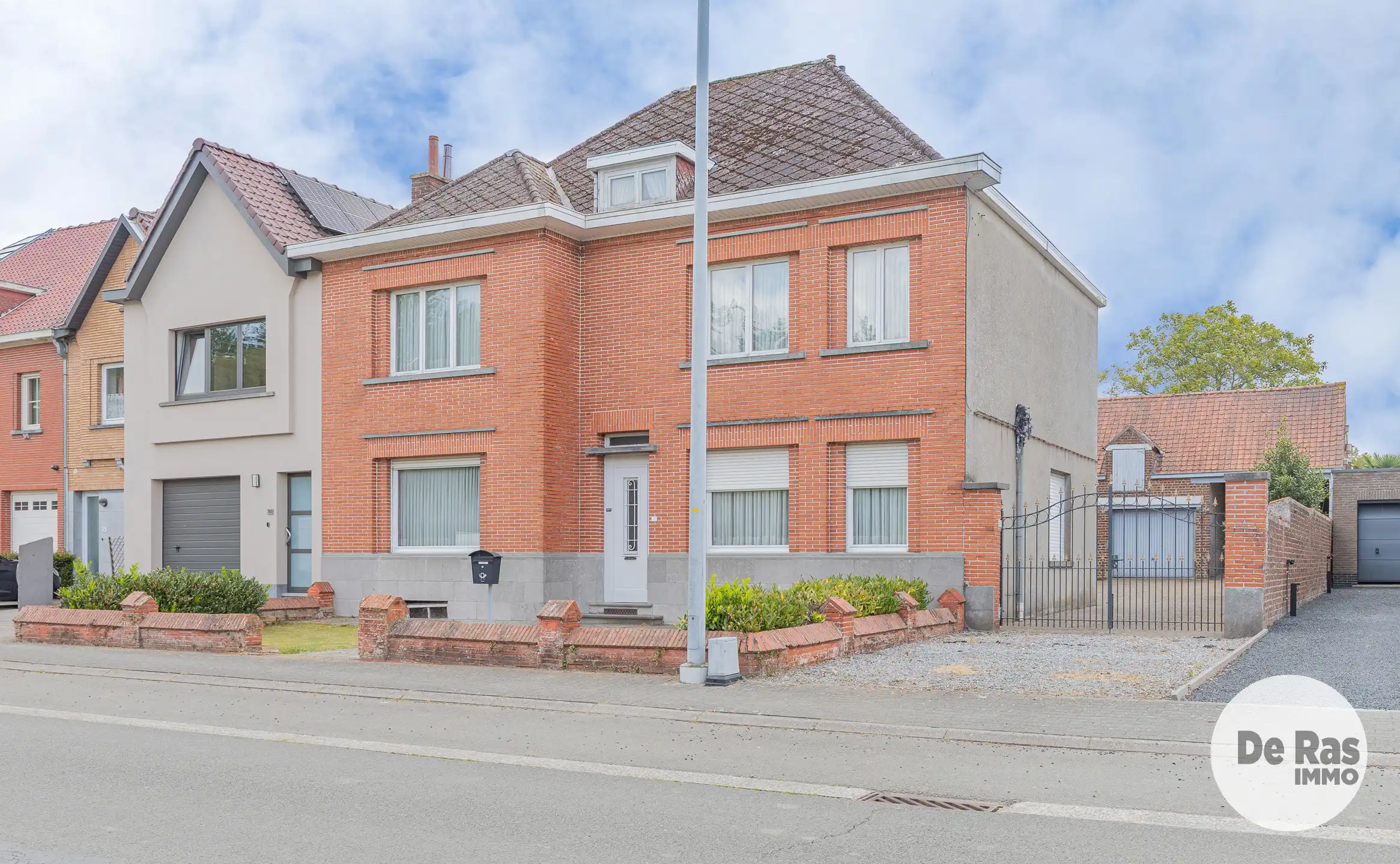 BURST - Te renoveren woning met tal van mogelijkheden foto 2