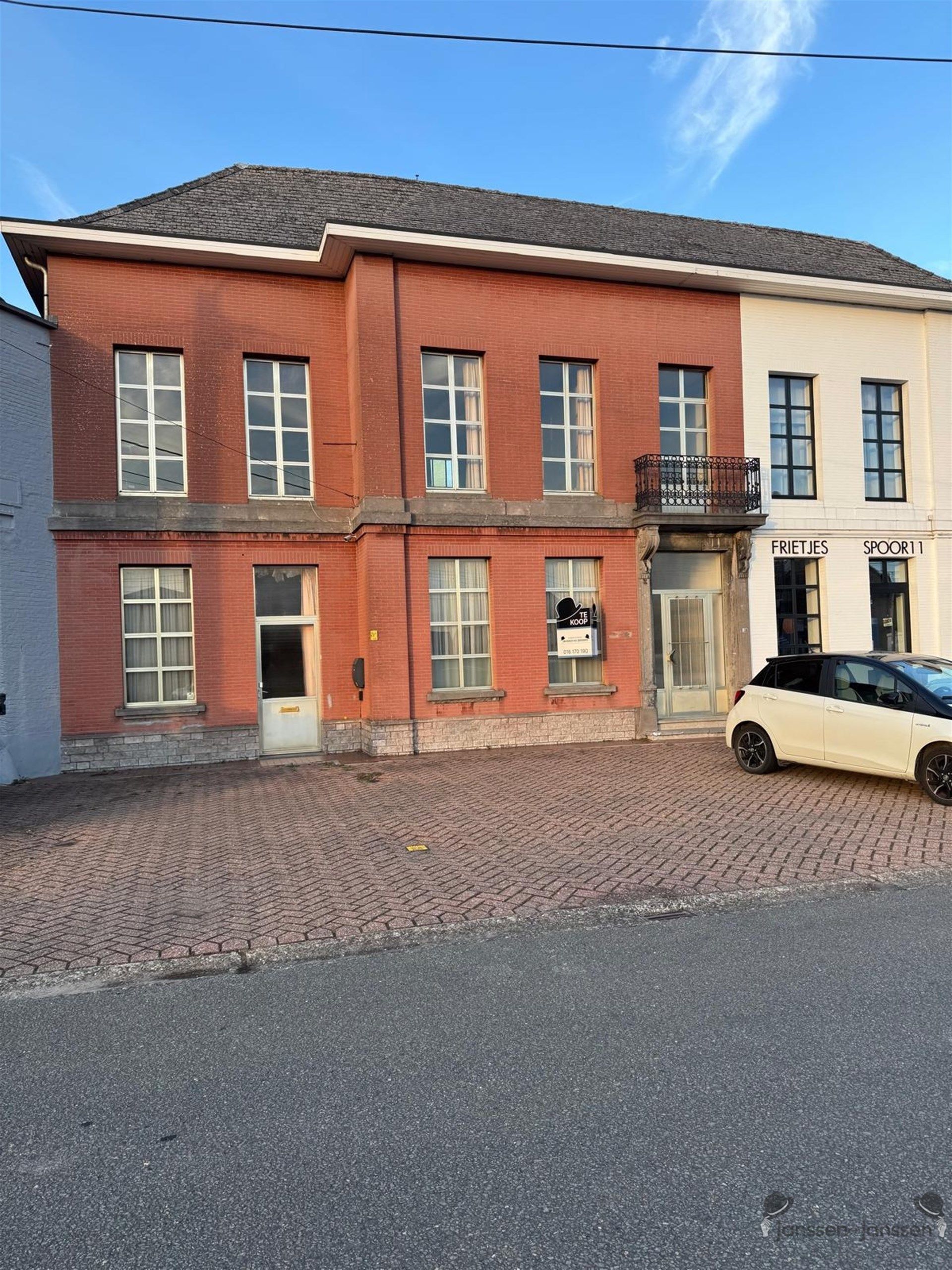 Hoofdfoto van de publicatie: Uniek te renoveren pand nabij het station van Booischot