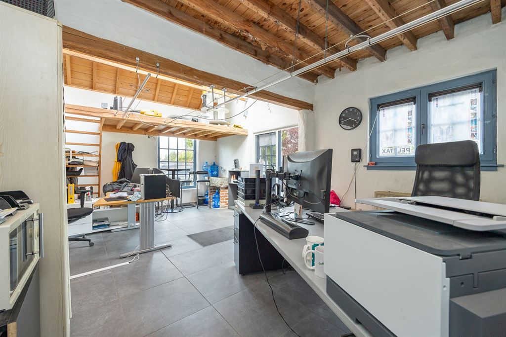 karaktervolle, te renoveren woning foto 9